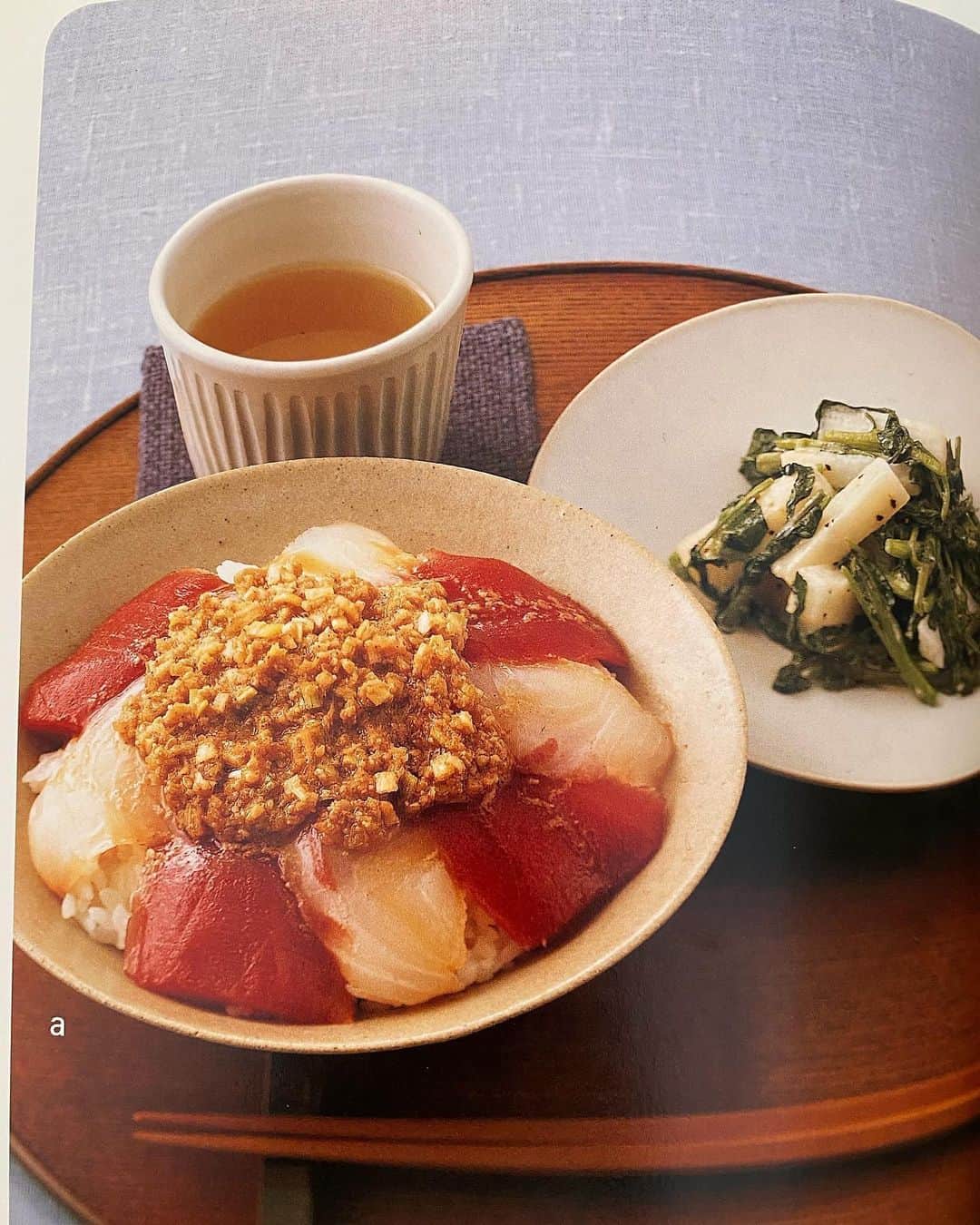 土岐麻子さんのインスタグラム写真 - (土岐麻子Instagram)「【 私の好きな料理本リレー 】  主婦と生活社の料理編集部　@ryourinohon からスタートしたリレーだそう。いろんな方達が三冊ずつ紹介していて、ハッシュタグを見ていると楽しい。 私は、いつも本当に美味しそうなメニューとレシピをシェアしてくださる、尊敬するシンガー・真城めぐみさん @megumimashiro からのバトンを受け取った。  この一年ぐらい、私はあまり料理をしていなかったが、家にいるようになって作らざるを得なくなった。時々つらいなあと思いながらも、真城さんや料理上手で作ることを楽しんでいる方々のインスタを見て少しずつ刺激を受けていた。 そんな時このバトンがまわってきて、かつて愛読していた料理本をパラパラとめくっていたら、いつかは確かにあった料理の情熱をめらめらと思い出してきた。  右から時計回り。 ✴︎ ✴︎ 「簡単！中華コツのコツ」 中国家庭料理のお店「ジーテン」のシェフ、吉田さんによるもの。ジーテンは野菜をとても美味しく食べられるお店。さっぱりとして滋味深い味は、初めて食べたとき衝撃的だった。当時20代であまりお金がなかった私はお店に頻繁に行けない代わりにこの本を見ながら頑張っていた。なんと、鶏がらスープは使わずに水を多用する。素材の味がまっすぐ届く！とくに麻婆豆腐（2枚目）は、信じられないほど美味しい。 ✴︎ ✴︎ 「おべんとう百科事典653種」 博物館展示品かなと思うぐらい天然のエイジングがなされたこちら、昭和53年（1978年）出版。 私が幼稚園に通い出し、お弁当生活が始まる時に母が買った。その後も中学から6年間お弁当の学校だったので大変だったはずだが、母のお弁当は毎日美味しかった。同級生にも人気でリクエストも受けた。この本のなかにははすのはさみ揚げ弁当、きじどり弁当（3枚目）など、お馴染みのメニューが見つけられる。私も夫が会社員時代、お弁当を作っていたのでかなり参考にした。キャラ弁の走りのようなものもある。（4枚目） 可愛い 。 ✴︎ ✴︎ 「和のおかず」 子供時代は母の手伝いもせず、大人になってからも誰からも習わず独自のやり方でご飯を作ってきたので、私はかなり基本が抜け落ちている。それこそ先人たちが渡してくれた料理のルールバトンを受け損ねている。包丁の持ち方も左手もいまだにへん。食材の切り方や下ごしらえなど、基本の知識を知りたいなと思って、30代の時に買ったのがこちら。 この本の通りにつくると、ビシッと筋の通ったかっこいい味になる。パッとつくれる簡単なメニューもたくさん載っている。（5枚目） 材料インデックスがあるのも嬉しい。  次は武蔵小杉のCAMElliA SiNENSiSのオーナー、臼田文　@uya1219 さんにバトンを。Instagramのアカウントでは主に、彼女がパートナーと食べたお昼ご飯などのプライベートな記録。プロにバトンを渡すのは失礼かしらと思いつつ、幅広い日々の食事の引き出しのルーツを知りたいと思いお願いしてみると、引き受けてくれた。  #料理本リレー」4月24日 14時55分 - tokiasako