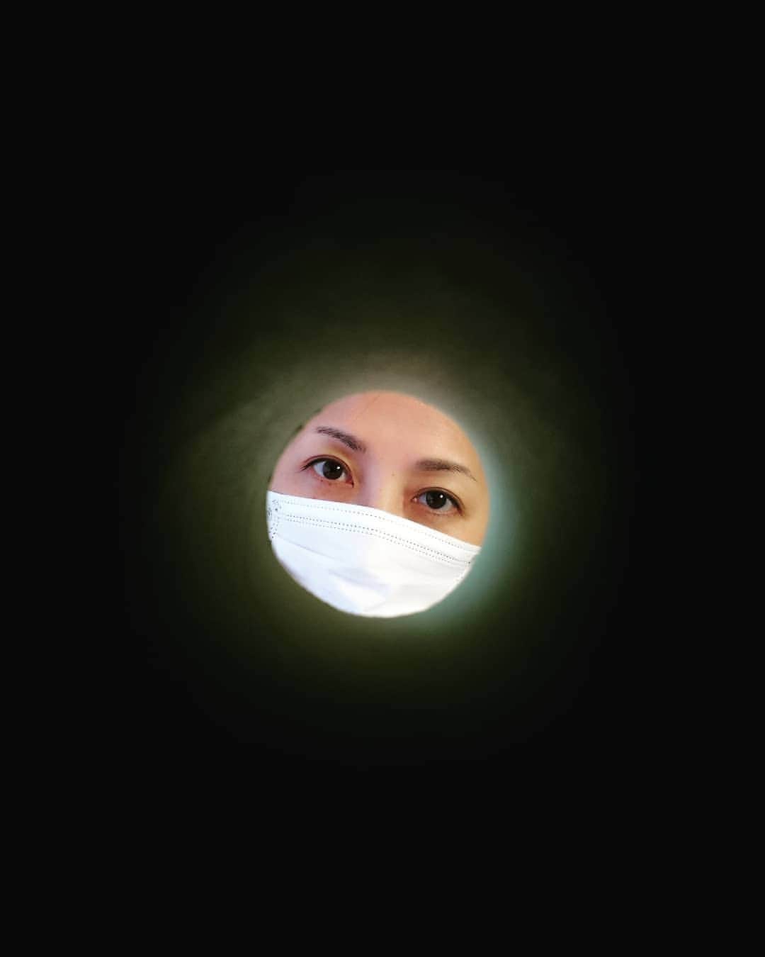 のインスタグラム：「トイレットペーパーの芯で闇夜に浮かぶ月になれるという遊び🌝✨ 光の加減がなかなか難しい…🤔 #月 #moon #moonwoman #トイレットペーパーの芯 #暇つぶし」