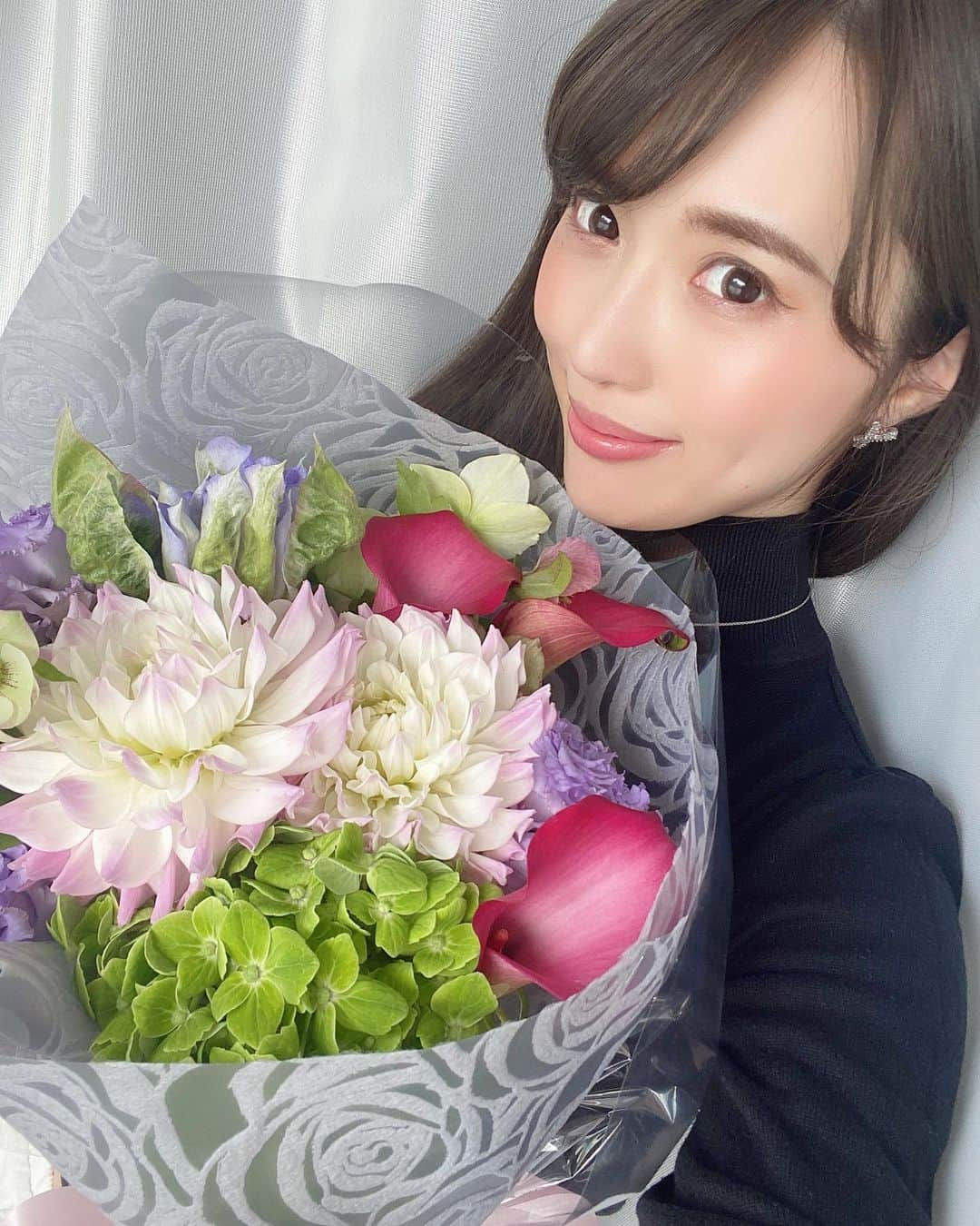 岡英里さんのインスタグラム写真 - (岡英里Instagram)「本日無事に28回目のお誕生日を迎えることが出来ました💕👏🏻 . . 日頃より応援してくださる皆様には改めて心より感謝申し上げます❤️ . . 母から「えりちゃんを産んで本当に良かった」とメッセージが来ており、親孝行出来てるのかな？と嬉しくなりました(´；ω；`)💓 . . 毎年のルーティーンである誕生日が1日違いの祖母との電話も無事に終わり、ようやく誕生日を迎えられたのだなと実感。 . . 夕方からまた #bigolive で誕生日だから今日だけはお祝いしてね🤣配信(笑)をするのでお時間ある方は是非遊びに来てくださいね👌 . . #おかえり #お誕生日 #誕生日 #ハッピーバースデー #バースデー #感謝 #ありがとう #今年の目標 #ビゴライブ #ミリオンライバー #頑張る #健康 #気をつけます #素敵な1年になりますように #自粛中 #お花のある暮らし #お花 #花束 #💐 #可愛い #かわいい #最高 #japapnese  #instagood #birthday #happybirthday #flowers #cute #stayhome」4月24日 15時02分 - okaeri0424