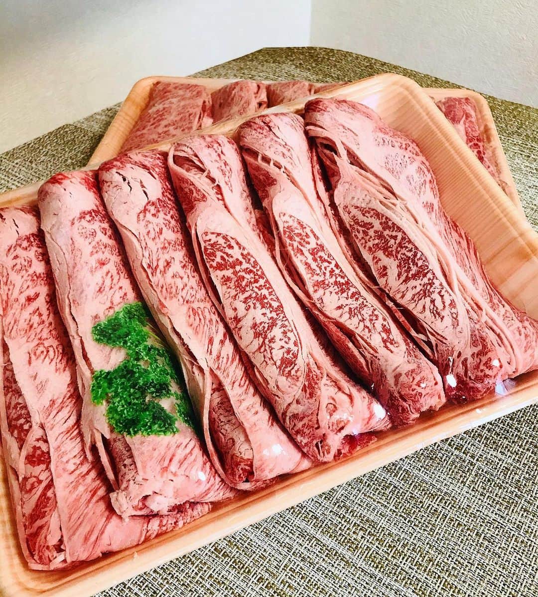三好ジェームスのインスタグラム：「#有田牛 を頂きました！  薄切り肉なので、すき焼き、しゃぶしゃぶ、野菜炒め、肉巻きなど何でも使えて便利😆  最近、自宅で料理をする時間が増えているので助かります😄  有田牛は、宮崎県西都市のブランド牛！ @aritawagyu_official  コロナで不要不急の外出自粛の今、 おうち時間をどう充実させられるかってとても大事だと思う。 料理したり、本読んだり、映画見たり、資格取得の勉強したり、、、。 せっかくなので、この先に役立つことを。  #有田牛#エモー牛#和牛#aritabeef#おうち時間#stayhome#おうちごはん#beef#宮崎#西都市#西都市グルメ#有田牧畜産業#有田さん家のお肉屋さん」