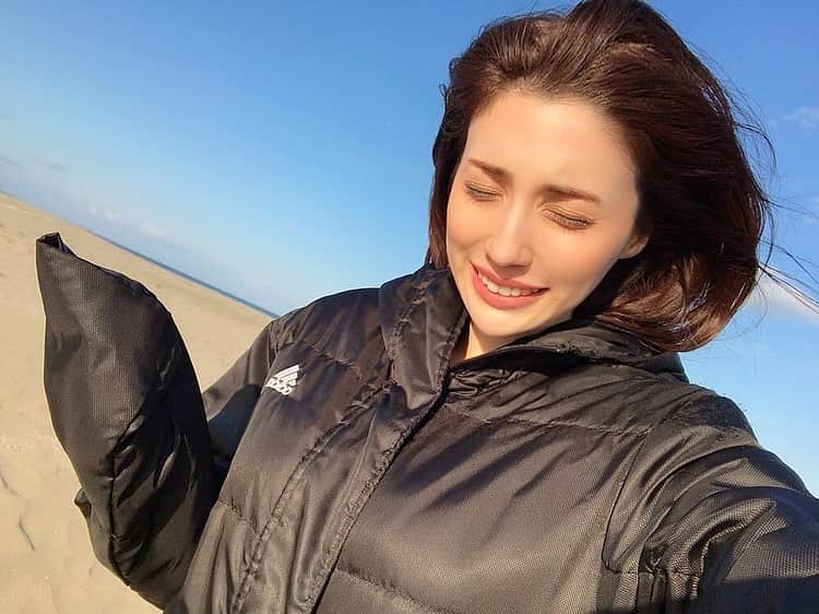 眞木美咲パメラさんのインスタグラム写真 - (眞木美咲パメラInstagram)「🐚 本日、Amazonで文春さんからパメラの写真集が発売されます😚 まだの方はぜひチェックしてみてくださいね✨ デジタル写真集なのでスマホでみれるよん ストーリーに載せたのでURLはそちらから飛んでね💗 写真は海での撮影で寒い〜💦顔凍りそう〜💦 ってなってるところ😂 . My photo book will be out in Kindle. Plz check my story.🤙🏻 . . . . . . .  #グラビア #likelike #love #shooting  #文春　#文春オンライン #relaxing#部屋着#pajamas#sunny #bikini#おしり#赞 #粉我#时装#hips#ファッション .」4月24日 15時13分 - pamypamypamy