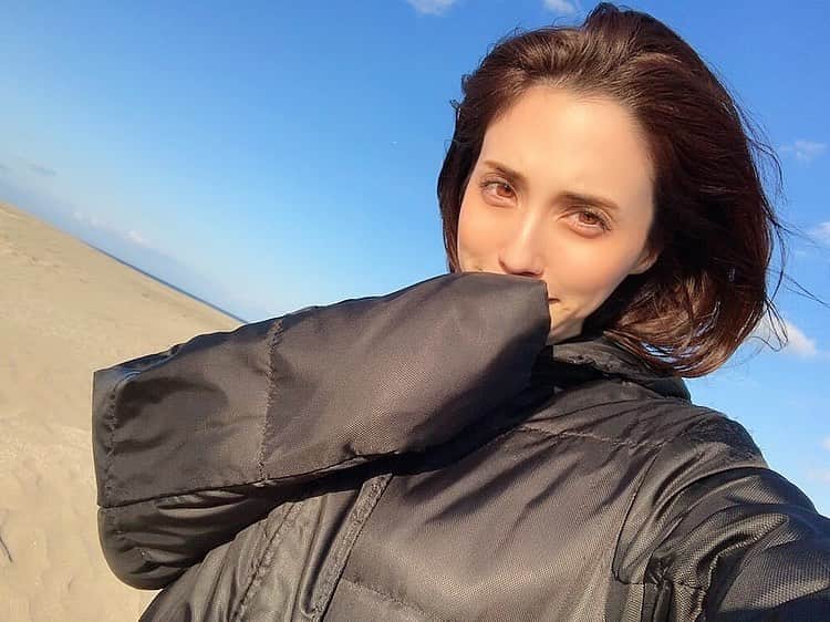 のインスタグラム：「🐚 本日、Amazonで文春さんからパメラの写真集が発売されます😚 まだの方はぜひチェックしてみてくださいね✨ デジタル写真集なのでスマホでみれるよん ストーリーに載せたのでURLはそちらから飛んでね💗 写真は海での撮影で寒い〜💦顔凍りそう〜💦 ってなってるところ😂 . My photo book will be out in Kindle. Plz check my story.🤙🏻 . . . . . . .  #グラビア #likelike #love #shooting  #文春　#文春オンライン #relaxing#部屋着#pajamas#sunny #bikini#おしり#赞 #粉我#时装#hips#ファッション .」