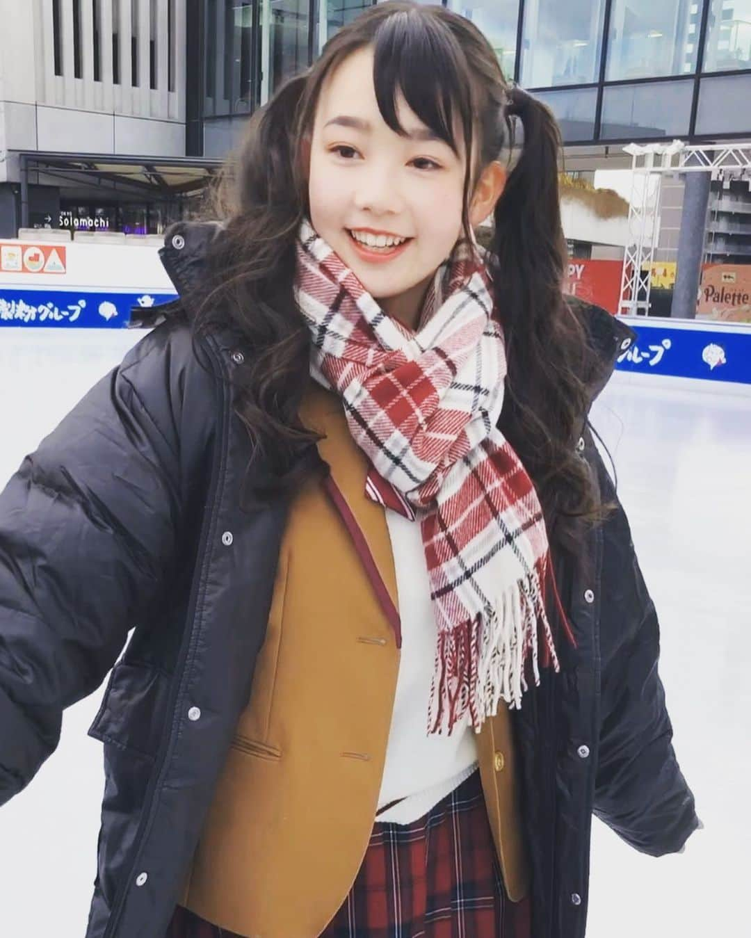 ８２１（ハニー）さんのインスタグラム写真 - (８２１（ハニー）Instagram)「821CAM📸 - 今年も行けますように⛸☺️☃️ ・ まだ寒かった時期の #星星のベラベラenglish 撮影時オフショット🐼 ・ [Tags] #821honey #H821 #821 #REIA #レイア #デビュー #WHO  #japanesegirls #jpop #jpopfan #jpopidol #girlgroup #japanmusic #ulzzangfashion #ulzzangstyle #韓国メイク #オルチャンメイク #ファッション好き #制服 #ツインテール #ツインテ #ブレザー #롱패딩 #アイススケート #iceskating #iceskating⛸ #fightcovid19 #stayhome #冬の思い出」4月24日 15時18分 - 821honey_official