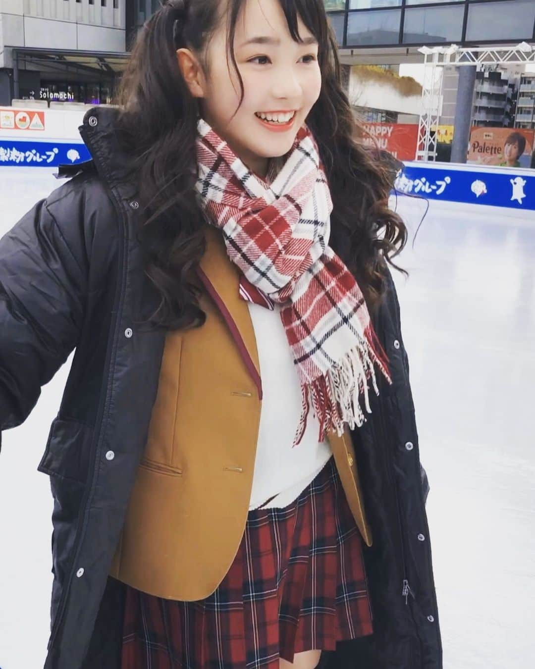 ８２１（ハニー）さんのインスタグラム写真 - (８２１（ハニー）Instagram)「821CAM📸 - 今年も行けますように⛸☺️☃️ ・ まだ寒かった時期の #星星のベラベラenglish 撮影時オフショット🐼 ・ [Tags] #821honey #H821 #821 #REIA #レイア #デビュー #WHO  #japanesegirls #jpop #jpopfan #jpopidol #girlgroup #japanmusic #ulzzangfashion #ulzzangstyle #韓国メイク #オルチャンメイク #ファッション好き #制服 #ツインテール #ツインテ #ブレザー #롱패딩 #アイススケート #iceskating #iceskating⛸ #fightcovid19 #stayhome #冬の思い出」4月24日 15時18分 - 821honey_official