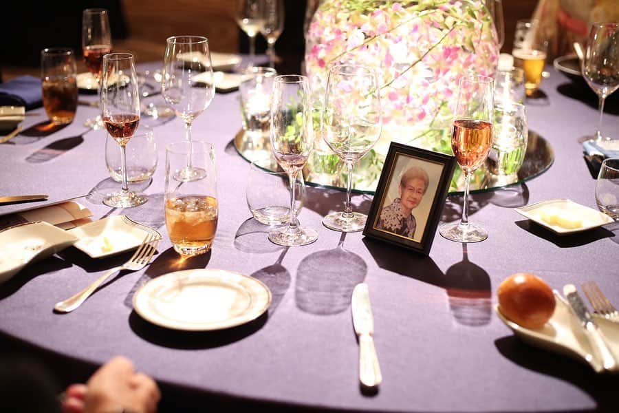 菊池沙都さんのインスタグラム写真 - (菊池沙都Instagram)「結婚式シリーズ💍 連続投稿ごめんなさい🙇‍♀️🙇‍♀️🙇‍♀️ 思い出を振り返る#自己満グラム looking back on memories :)♡ 披露宴のテーブルコーディネート。 お花はなかなか決められず、担当してくださった方が熱心に一緒に考えてくれました💐 結局は大好きなピンクをベースに💗 ナプキンの色は、テーブルごとに変えました。 テーブルの方々のイメージ、チームカラー、学校のカラー、職場のカラーで色を決めました⭐️ #結婚式#披露宴#花婿#花嫁#コンラッド花嫁 #wedding#weddingdress#ウェディングドレス #コンラッド東京#CONRADTOKYO #コンラッド#ホテル挙式 #テーブルコーディネート#weddingflowers #結婚式装花#結婚式花 亡くなった大好きなおばあちゃんの写真も一緒に😊💓」4月24日 15時21分 - satochin30
