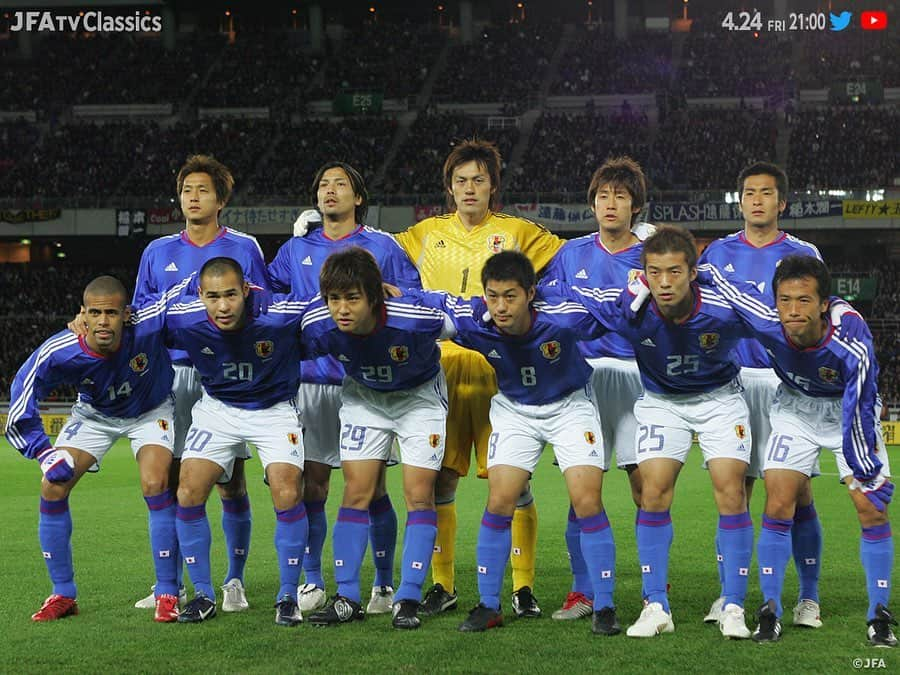 日本サッカー協会さんのインスタグラム写真 - (日本サッカー協会Instagram)「#藤田俊哉 氏がキリンチャレンジカップ2004ドイツ代表戦を振り返る ・ 📺#JFATVClassics｜本日21:00～フルマッチYouTube/Twitterにて配信⚡ ・ 第7回は2004年12月16日に横浜国際総合競技場で行われたKIRIN WORLD CHALLENGE キリンチャレンジカップ2004 -Go for 2006!-。世界でもトップクラスのGKオリバー・#カーン 選手やMFミヒャエル・#バラック 選手を擁するドイツ代表に初対戦で強烈な洗礼を浴びた一戦です。今回は藤田俊哉氏に当時を振り返っていただきました。 ・ ナビゲーター：藤田俊哉氏（日本サッカー協会） ・ －－－ 日本代表にとっては初めてとなるドイツ代表との試合でした。同年の夏に行われたEURO2004をグループステージで敗退し、大会後に就任したユルゲン・#クリンスマン 監督が率いたチームに力の差を見せつけられた試合でした。スコアとしても0-3でしたが、実際に対戦して感じた実力差はスコア以上であり、自分の中では苦い思い出となっている試合です。特にミヒャエル・バラック選手のスケールの大きなプレーに驚いた記憶があります。 ・ ドイツ代表にとって試合会場となった横浜国際スタジアムは忘れられない場所でした。2002年に行われたFIFAワールドカップ決勝戦でブラジルに敗れ準優勝となった悔しさの残るスタジアムだったので自国に明るいニュースを届けたいという思いが強かったと思います。特にGKオリバー・カーン、ミロスラフ・#クローゼ 両選手は当時のメンバーでもあり、今回もスタメンでのプレーとなり注目されていました。 2002年準優勝そして2004年EUROでのグループステージ敗退の悔しさを晴らすべく、クリンスマン監督以下ドイツ代表も高いモチベーションでこの試合に臨んできたので、親善試合とはいえ、非常に緊張感のある試合だったことを覚えています。 ・ 日本代表にとってもドイツ代表との初対戦にモチベーションは高いものがありました。#ジーコ 監督のもとチーム力アップを目指すと共に、選手は2006年に行われるFIFAワールドカップ2006ドイツ大会に向けてアピールの場にもしたいという気持ちも強くありました。しかし世界との実力差をピッチで痛感させられ、課題ばかりが残る試合となりました。個人的には成長というより危機感が強く残った試合でした。 そして、そう感じた選手たちが多くいたことが、その後日本人選手たちが海外リーグへと挑戦し、さらなる成長を求める契機になったのかもしれません。 ・ 新型コロナウイルスが世界的に猛威をふるい、見えない恐怖と不自由を余儀なくされた生活の毎日が一日でも早く改善され、穏やかな生活を取り戻せることを心から願うばかりです。現在のような辛い時間を過ごす皆さまにスポーツを通じて、明日へのエネルギーを感じてもらい、少しの癒しとなれば嬉しいです。状況が改善され一日も早くスタジアムでお会いできる日を心待ちにしています。 －－－ ・ 視聴は#YouTube チャンネル【JFATV】／サッカー日本代表 Twitter【jfa_samuraiblue】で ・ #StayHome #うちで過ごそう #SportsAssistYou #いまスポーツにできること #daihyo」4月24日 15時27分 - japanfootballassociation