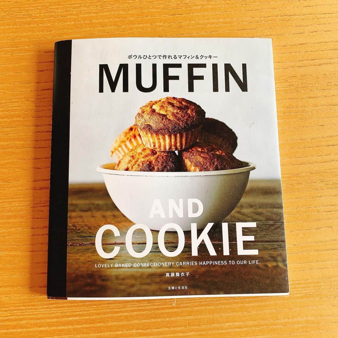 森貴美子さんのインスタグラム写真 - (森貴美子Instagram)「昨日つくった桃とゴルゴンゾーラに生クリームを添えて、庭でおやつタイム🧁❤️ 最近製菓コーナーがガランと品薄状態なので、レシピ通りでなく家にあるもので代用したけれどなかなか美味しくできました✨ Muffin&Cookieという本を参考にしました🧁🍪 ・ ・ #おやつ #おやつタイム #庭で #과자만들기  #手作り #간식 #과자  #모델 #일본모델  #muffin  #マフィン　#🧁 #🧀 #🍑　#ゴルゴンゾーラ　#桃」4月24日 15時29分 - morikimi_morikimi