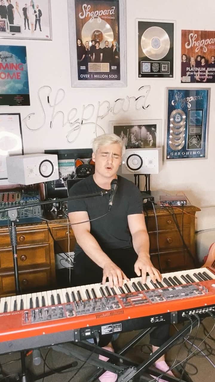 シェパードのインスタグラム：「Don’t forget to tune in for the video clip premiere on YouTube」