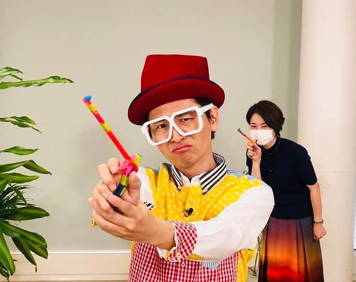 できたくん（高橋和之）のインスタグラム：「明日はフジテレビ「めざましどようび」※7時台にちょこっと出演。  お家で過ごすお子さん、ママ、パパの為に！  おうち遊びに使えそうな工作をいくつか紹介しています☆  できたくんの工作が少しでも役立てば嬉しい！！ 是非ご覧下さい！ ※写真はフジテレビ公式インスタからの引用です。西山アナとソーシャルディスタンス！  あ！あと  このシャツがあの！  河谷シャツです☆  実はもう1着ありましてそれは5月初旬？  告知しますのでそちらもお楽しみに！  #フジテレビ #めざましどようび #工作大好き #おうち遊び #河谷シャツ」