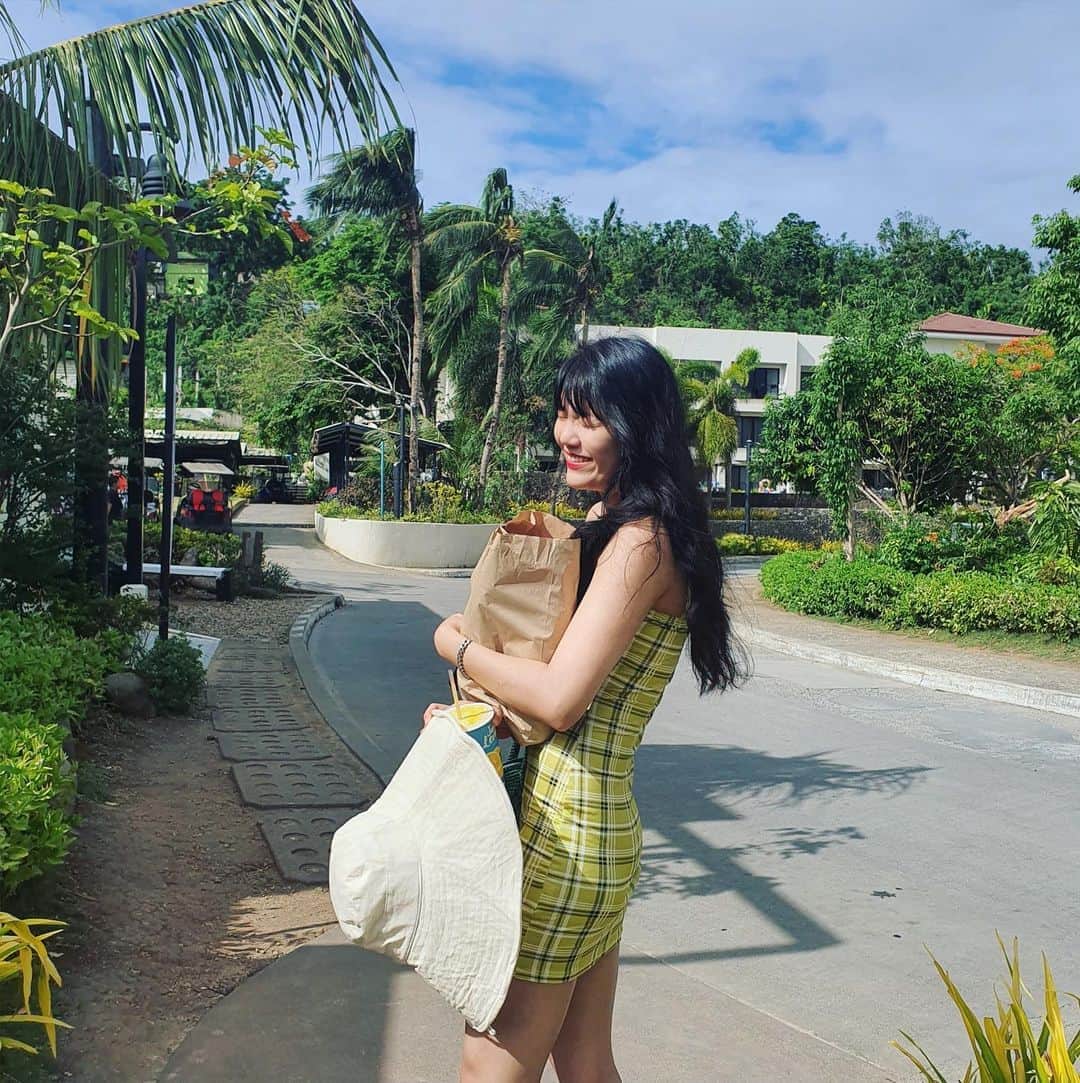 のインスタグラム：「[EVENT] 혜정리너스가 하고 싶어서 하는 이벤트💌  혜정리너스에게 입덕하게 된 사진, 영상, 움짤 등과 사랑의 마음이 담긴 메세지를 멘션으로 보내주세요! (해시태그 필수)  당첨된 5분에게는 혜정이 준비한 깜짝 선물을 드립니다!👼🏻🎁 #AOA #에이오에이 #혜정 #HyeJeong #혜정리너스의_깜짝이벤트  트위터 ——————————————— [참여 일시]  2020년 4월 24일(금) ~ 4월 26일(일) [당첨자 공지]  2020년 4월 28일(화) [참여 방법]  아래 참여 양식에 맞게 '신혜정' 이름으로 삼행시를 지어주세요. [참여 양식]  닉네임 / '신혜정' 삼행시 / 비밀 댓글 체크  팬카페 ——————————————— 흐흐헤렐 많은 참여 부탁해용 내 사랑들❤️」