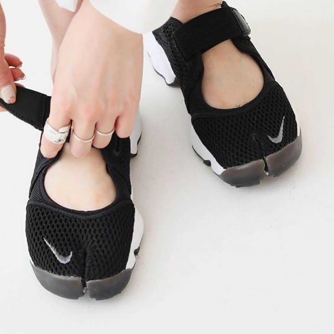 トライセクトさんのインスタグラム写真 - (トライセクトInstagram)「【journalstandard】﻿ ﻿ ﻿ NIKE AIR RIFT BREATHE  WILL BE RELEASE on 4.23 (THU)﻿ ﻿ ﻿ 毎シーズン、リリースと同時に完売となる人気アイテムNIKEエアリフトブリーズが今年も登場👟﻿ ﻿ ﻿ 軽量且つ長時間履いても疲れないクッション性とフィット感、そして何よりもトレンドの足袋デザインが人気の理由、今シーズンもブラックとホワイトの２色での展開。﻿ ﻿ スポーティーなスタイリングには勿論、綺麗目にもマニッシュにもどんなスタイリングにも合わせやすいのがポイント✨﻿ ﻿ ※こちらの商品は公式通販サイトのみ販売となります。﻿ ﻿ ﻿ ■AIR RIFT ¥9,500+tax﻿ code:20093410010610﻿ .﻿ ■AQUA RIFT ¥12,000+tax﻿ code:20093410002910﻿ ﻿ ﻿ ﻿ ﻿ 《information》﻿ 10%OFF Campaign＆TIME SALE﻿ 開催中🌼﻿ ﻿ ▪︎10%OFF campaign﻿ BAYCREW'S STORE﻿ 4/15(水) 12:00 ～ 5/6(水) 23:59﻿ ﻿ 店舗﻿ 4/15(水)～5/6(水)﻿ ﻿ ▪︎TIME SALE﻿ 4/23(木) 12:00 ～ 4/27(月) 12:59﻿ ﻿ ﻿ ﻿ 気になるあのアイテムも、お買い得にお買い求めいただけるチャンス！﻿ この期間にぜひBAYCREW'S STOREでのお買い物を楽しんでください☺﻿ ﻿ ﻿ ﻿ #ジャーナルスタンダード﻿ #ベイクルーズ﻿ #ナイキ﻿ #エアリフト﻿ ﻿」4月24日 15時55分 - baycrews