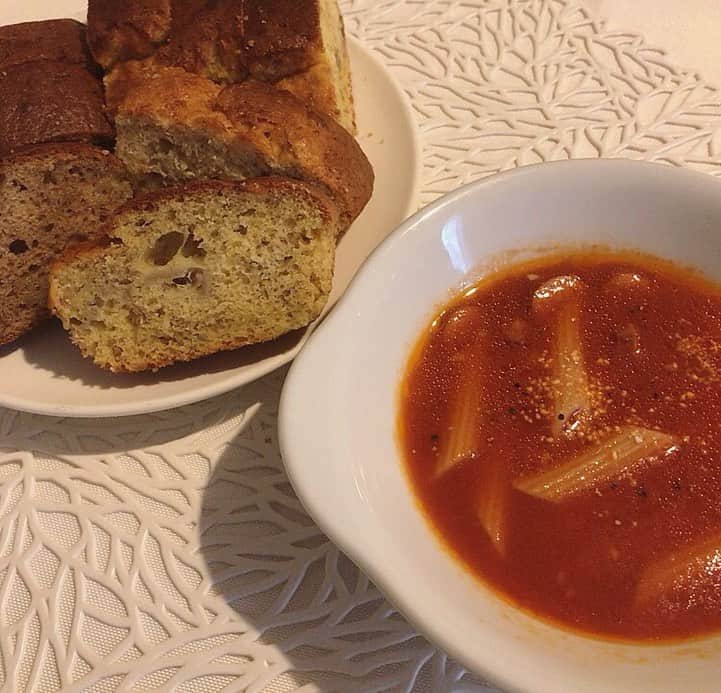 諸塚香奈実のインスタグラム：「. 昨日作ったパウンドケーキが 昨日よりもしっとりしてて美味しい  パウンドケーキは バナナだけとココアを混ぜたやつの2種類  まあまあ作りすぎた  あとは朝作ったミネストローネです ごちそうさまでした ☺️🍴」