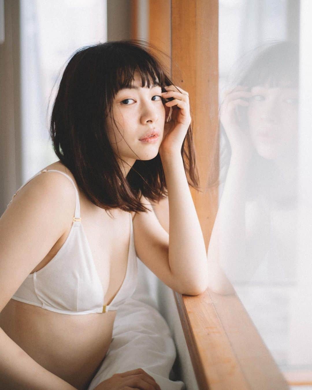 花盛友里のインスタグラム：「Shooting for @nuala.jp  身体にも環境にも優しい生地や染料を使って国内で作られたニュアラの下着たち。 本当に心地いいのー。 白を買って、着まくってクタクタになったら、今度は一緒に送られてくる染料を使って自分で染めて違う色味を楽しむ。 大切にしてあまり着ない、というよりも、たくさん着る、そのクタクタな感じも楽しむ、みたいなコンセプト。とてもすてきだなー！！ 染料を使って染める工程もやったんだけど、ほんとに10分くらいでできて簡単だし楽しかったなー。 しかも自然から抽出した染料だから流しても安心♡  下着が可愛いことはもちろんのこと、こんなふうに考えられてるのってさらにすてきよね。」
