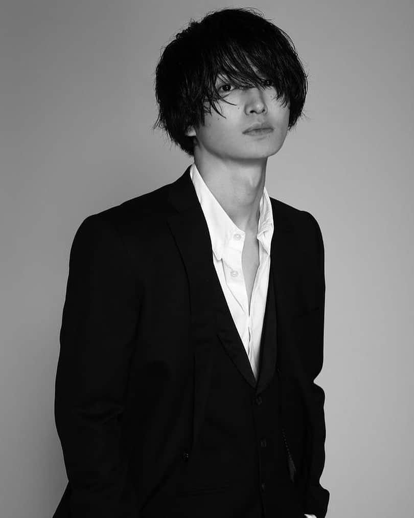 松田凌のインスタグラム：「. Stage Actor Alternative  #4 松田凌  気鋭の俳優達の「Alternative=もう一つ」の姿を収めたフォトマガジンが創刊 6月下旬発売（発送）予定。 5/1(金)より完全受注限定生産にて受付開始。 https://saamr.shop/  #StageAA」