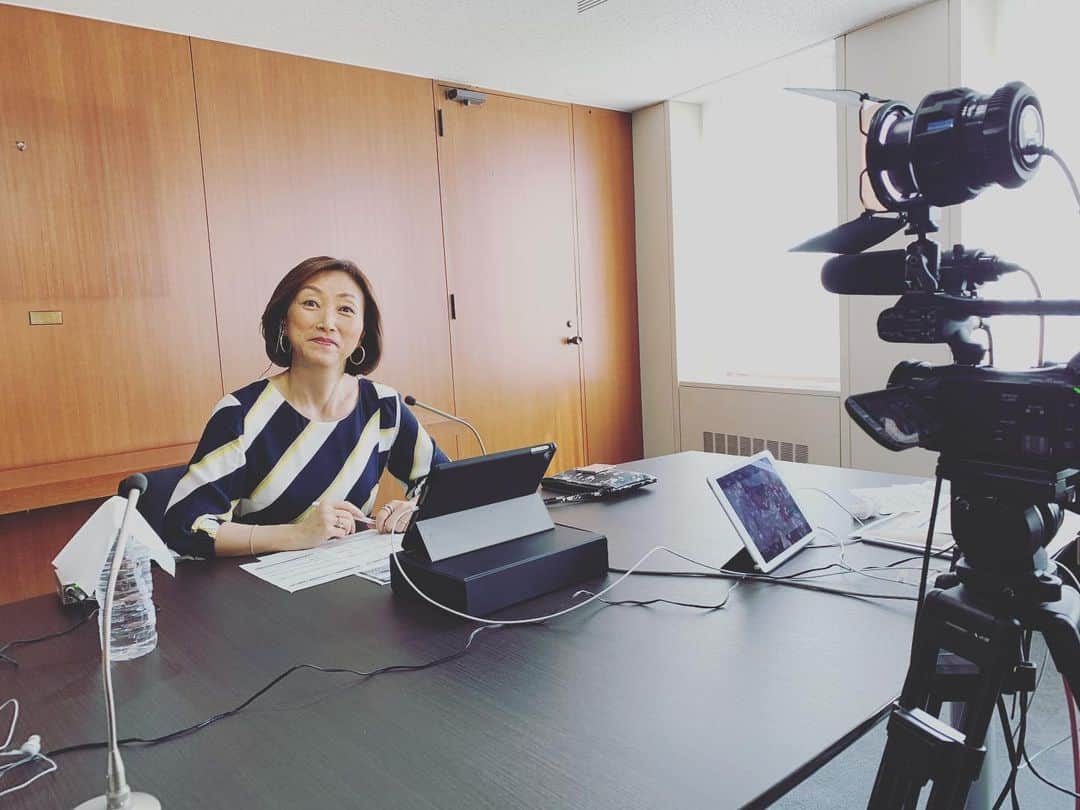 のインスタグラム：「CBCのゴゴスマ出演でした。 換気よくして一人だと寒いです。😅 せっかく素敵な衣装ですが、どう見ても変顔にて失礼しました。🙇‍♀️」
