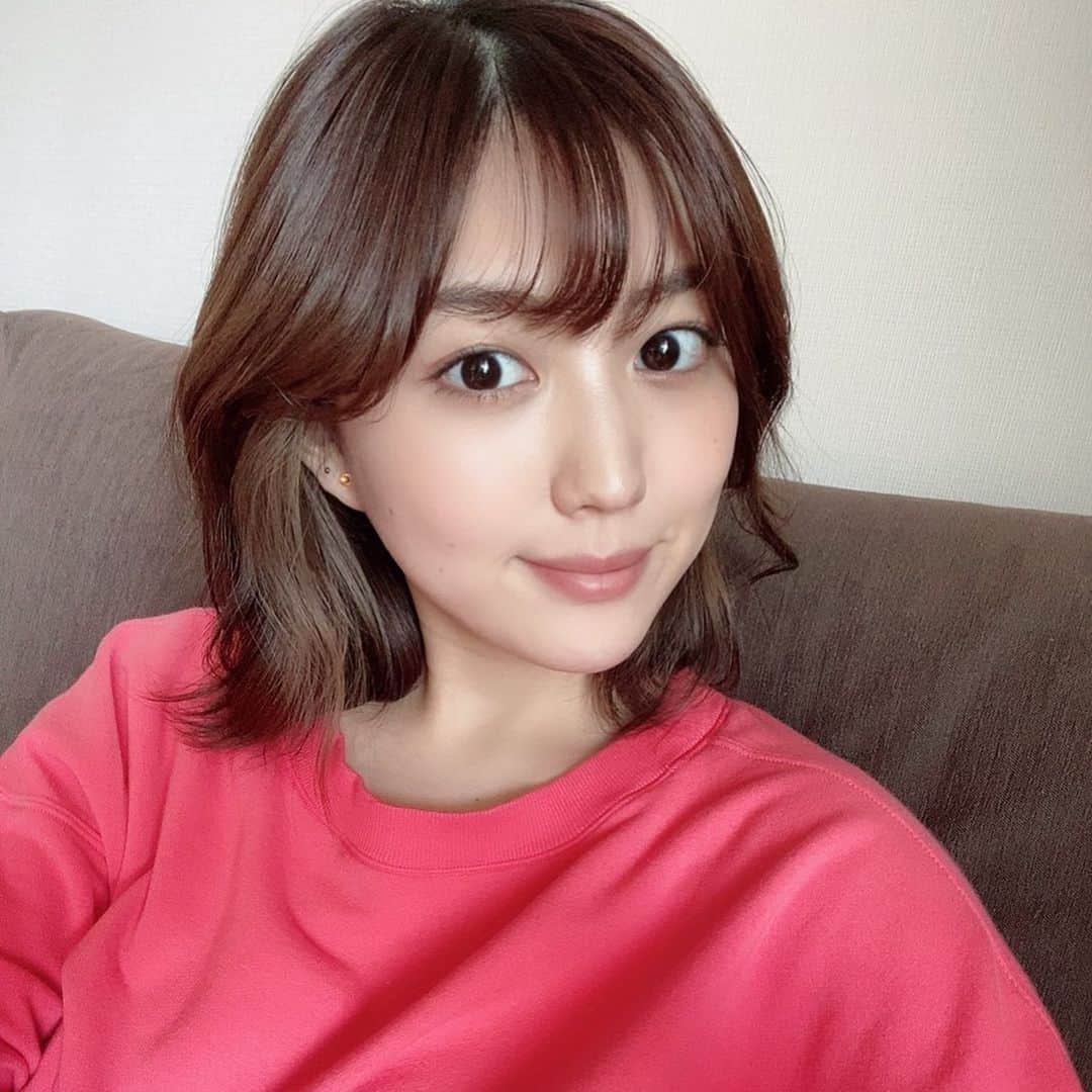 岩﨑名美さんのインスタグラム写真 - (岩﨑名美Instagram)「自粛期間で、何かインスタにあげようかな〜と思っていてもごはんくらいしか写真撮ってなくて、、（笑） ・ ・ せっかくなので美容のお話でもしようかなと。👼 まずは、お顔編。 丸顔で口が小さいのがすごいコンプレックスで顔からお肉がつきやすいので、少し太るとフェイスラインが全然違ってきます😢 手をお湯であっためて、化粧水美容液アイクリーム最後にクリームでマッサージ☺︎ これは毎日必ず🥳　 あんまり摩擦するのは良くないので、なるべく短時間でなるようにしてます🐈 ・ ・ ・ あとはプロに頼りまして（笑）　@a_clinic_ginza の #aスレッド  でしっかり引きあげ💯 口を閉じて笑うと、むにゅっと顔が丸く見えるが嫌だったんだけどこれでかなり解消されました👨‍🏫 自粛開けたら、自己美容では追いつかないところを、#フォトシルクプラス　する予定です🙌 ・ ・ ゆっくり自分の肌に向き合える時間なので、スキンケアも気になってたのをバンバン試してみようかなと思ってます🐝 乾燥敏感肌なので、dプログラムが気になってます☺︎ フルでスキンケア使わないんだけど、ずらっとフルラインで並んでるとテンション上がるなって思って🤗 おすすめあったら逆に教えてもらいたい🙏 ・ ・ あとは、ピアス開けてないのでツボ押し効果のあるシールつけてます🥺 この自粛期間まったくお化粧してなくて、久しぶりに下地と眉毛とマスカラだけ。☺ ・ ・ 次回は、ヘア編です✂️ ・ ・ ・ ・ #自粛生活  #おうち美容  #aクリニック  #スキンケア」4月24日 16時14分 - nami_iwasaki