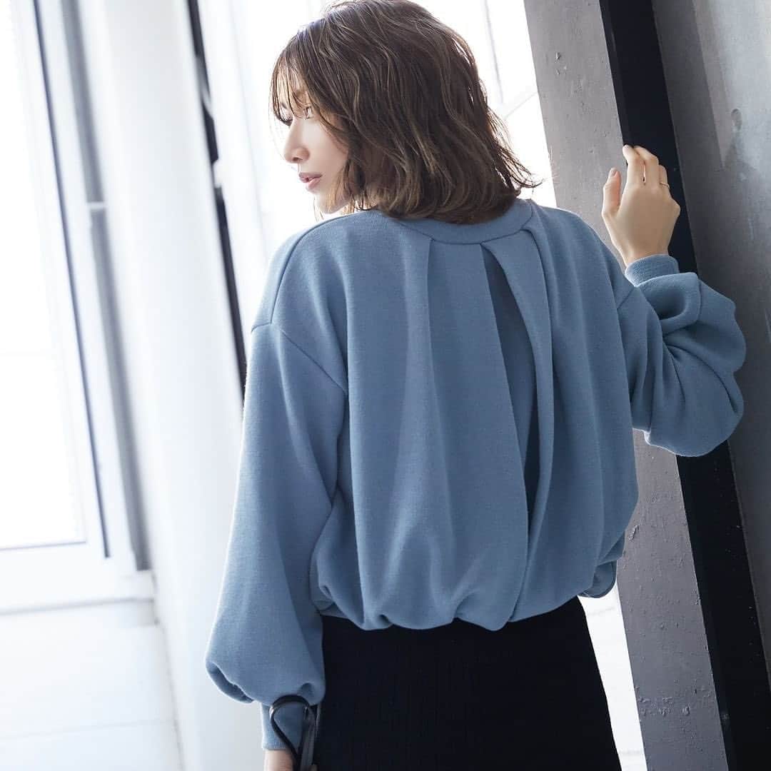 のインスタグラム：「【ワンカラーでシンプル！】﻿ ☑︎フロント＆バックタック プルオーバー ¥4,900+tax﻿ ﻿ ☑︎size M ☑︎color アイボリー・サックスブルー・ネイビー (品番:yjc511-0198)﻿ ﻿ ……………………………………… ﻿ ＼ made in japan🇯🇵 ／﻿ ﻿ 目の詰まった緻密なカットソー素材。 伸縮性に優れ、動きやすさ◎ リラックスシーンまでお洒落に決まる1枚です✨﻿ ﻿ ………………………………………﻿ ﻿ 詳細ページは画像をタップでご覧頂けます🌷 プロフィールのURLからオフィシャルサイトでも ご購入可能です。﻿ ﻿ store→@joliechambre﻿ ﻿ ＿＿＿＿＿＿＿＿＿＿＿＿＿＿＿＿＿＿ produced by @joint_space × @goto_maki923﻿ ﻿  #joliechambre #後藤真希 #真希コーデ #coordinate #onlineshop #ootd #springfashion #js_fashion #fashion #2020ss #春服 #大人カジュアル #大人シンプル #シンプルコーデ #ファッションアイテム #ファッション部 #コーディネート #code #コーデ #coordinate #カジュアルコーデ #カジュアルファッション #ママコーデ #カジュアル #トップス #ニット #リブニット #日本製 #madeinjapan #春ファッション」