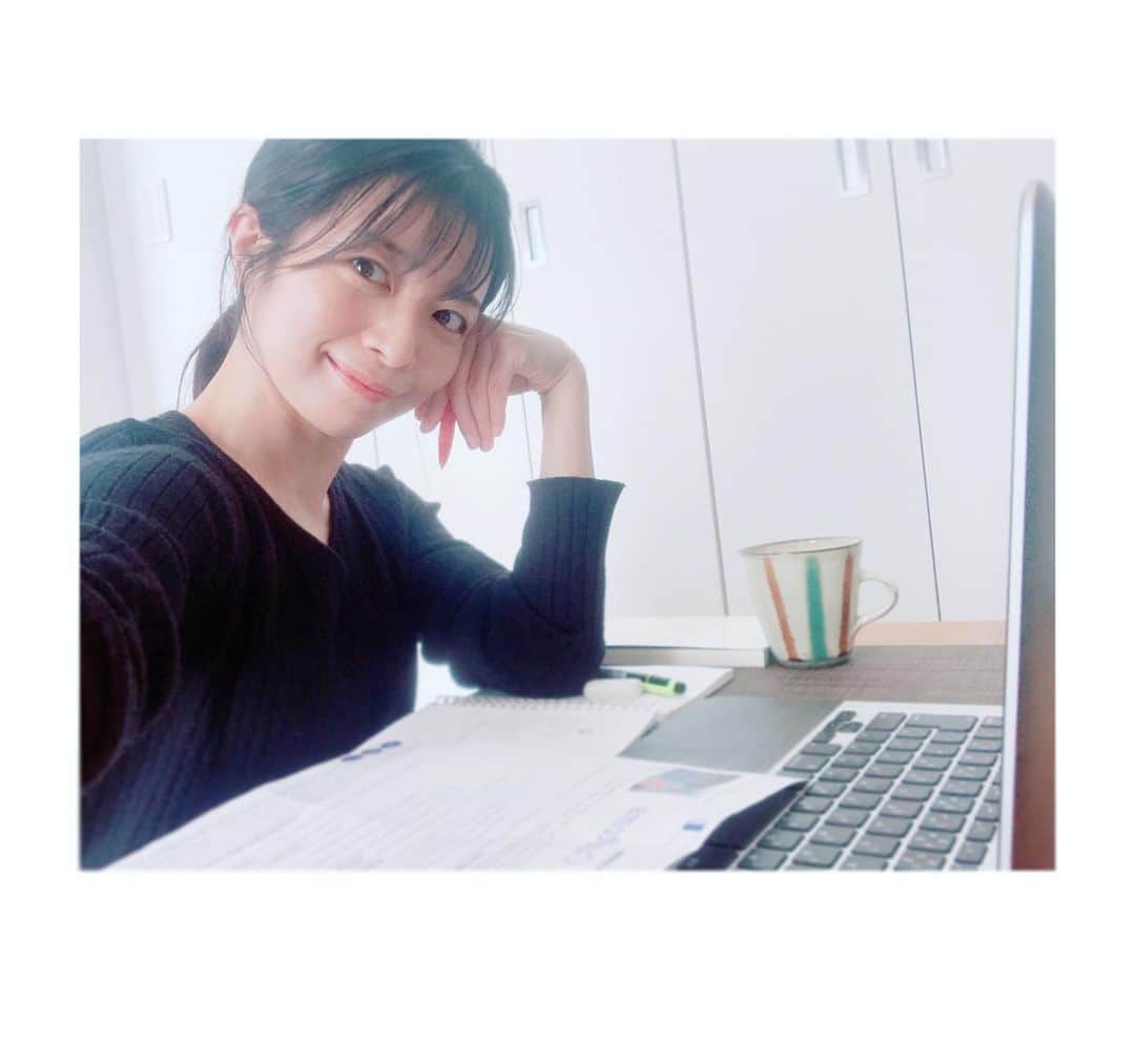 三倉茉奈さんのインスタグラム写真 - (三倉茉奈Instagram)「最近、英会話のオンラインレッスンを受けてます。ネイティブの先生とオンラインで話しながら勉強。パソコンでもスマホでも受けられてとても便利。有難い。英語力はまだまだでとてもとても悔しいですが、今のこの機会、この時間を大切に使いたい。よし！ #stayhome #online  #english #lesson」4月24日 16時23分 - mana_mikura_official
