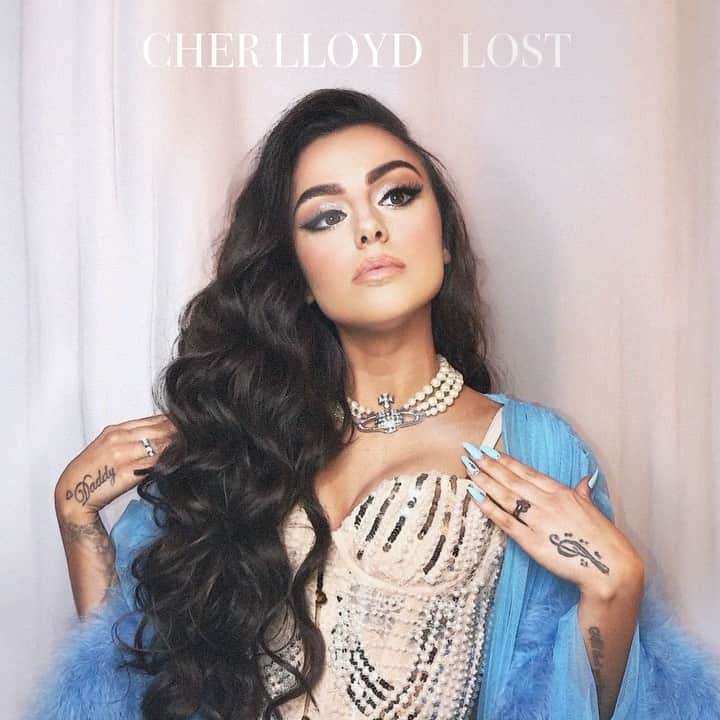 シェール・ロイドのインスタグラム：「My new single LOST is OUT NOW!!!! Head to the link in my bio to listen / download / share!! The official video will be premiered at 5pm uk time today over on my @youtube channel - use the link in my bio to meet me there!  So many thank yous with this one… ⠀⠀⠀⠀⠀⠀⠀⠀⠀⠀⠀ ⠀⠀⠀⠀⠀⠀⠀⠀⠀⠀⠀⠀ ⠀⠀⠀⠀⠀⠀⠀⠀⠀⠀⠀⠀ ⠀⠀⠀⠀⠀⠀⠀⠀ ❤️ My amazing fans for their constant support⠀⠀⠀⠀⠀ 🖋 @patrickpatrikios @iam_sunny_music @loosechangemusic @_boymatthews @casey_smith @raphaellamusic⠀⠀⠀⠀⠀⠀⠀⠀⠀⠀⠀⠀ ⠀⠀⠀⠀⠀⠀⠀⠀⠀⠀⠀ 🎵@hitimpulse ⠀⠀⠀⠀⠀⠀ 👗 @thomasgeorgewulbern ⠀⠀⠀⠀⠀⠀⠀⠀⠀⠀⠀⠀ ⠀⠀ 💅🏻 @enyasullivanmakeup @carlbembridgehair @no1_nails_ltd @siennaxofficial⠀⠀⠀⠀⠀⠀⠀⠀⠀⠀⠀⠀ 📸 @milaaustin_ @carlbembridgehair ⠀⠀⠀⠀⠀⠀ 🎥 @phase_films @rajavirdi @thewarthog ⠀⠀⠀ 🤓 @universalmusicgermany @3beatmusic @iemusic_」