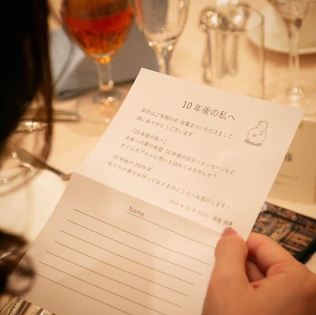 福井結婚式 ヴィラグランディス福井のインスタグラム：「タイムカプセルラウンド💐  10年後の自分に向けたメッセージを入れて完成！  10年後に皆様の元へお届けします😊  ずっとずっと繋がっています…  #タイムカプセルラウンド#テーブルラウンド#結婚式演出」