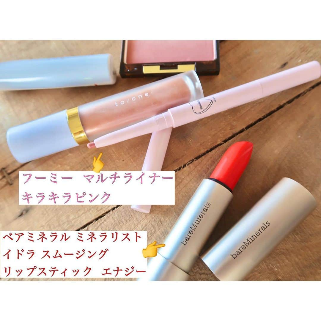 有村実樹さんのインスタグラム写真 - (有村実樹Instagram)「💄﻿ 今日のインスタライブで紹介したアイテムたちです。﻿ ﻿ ﻿ ベアミネラルのエナジーというリップ名に惹かれて、久しぶりに赤リップをつけました。﻿ ﻿ 顔がパキッとして、前向きな気持ちになれた気がします🌟﻿ ﻿ ﻿ カラーマスカラは下まつげにON。﻿ 写真に入れ忘れましたが💦上マスカラはケイトのラッシュフォーマーWPロングを使用しています。﻿ ﻿ ﻿ ハンドケア動画、セルフ前髪カット動画も作っているのでお楽しみに〜✨﻿ ﻿ ﻿ ﻿ ﻿ #おうち時間 #インスタライブ #美容 #おうち美容 #赤リップ #エナジー #口紅 #リップメイク #美容好きな人と繋がりたい #フーミー  #ベアミネラル #トーン #miki_cosmetics_list」4月24日 16時37分 - arimura_miki