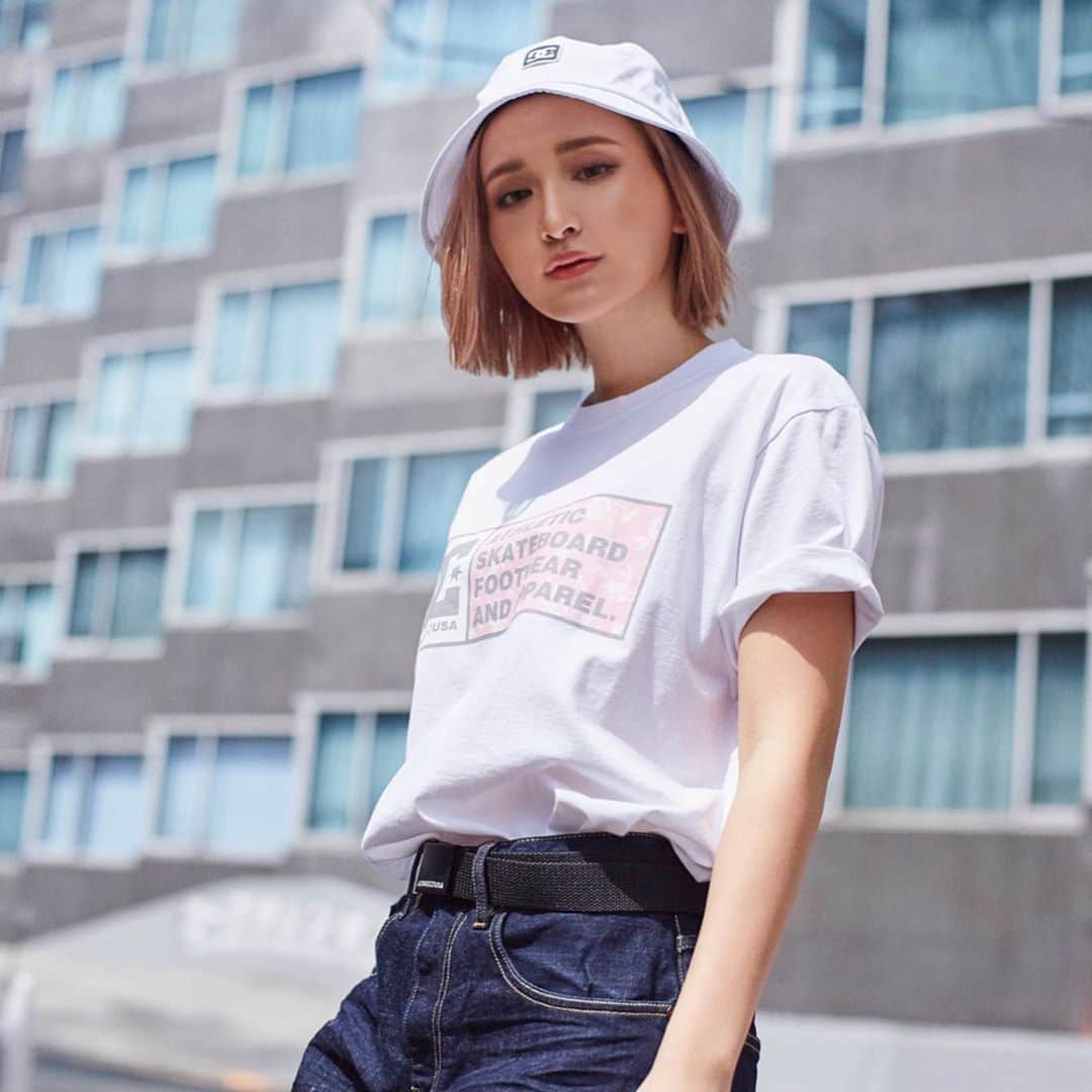 カナさんのインスタグラム写真 - (カナInstagram)「DC shoes 📸 @dcshoes_japan @dc_womens 👟 ． 春から夏にかけてピッタリな ピンクのスニーカーとＴシャツ🌸 ×太めのデニム👖 白のバケハも可愛い🤍 ． WEAR：@dcshoes_japan DIRECTION：@yuho_nomura PHOTOGRAPHY：@t.idenoshita_photo ． ． #dcshoes #dcshoesjapan #dcwomens #cyberjapan」4月24日 16時39分 - _kana627_