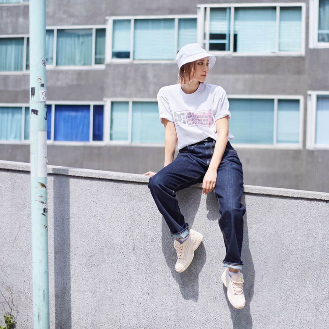 カナさんのインスタグラム写真 - (カナInstagram)「DC shoes 📸 @dcshoes_japan @dc_womens 👟 ． 春から夏にかけてピッタリな ピンクのスニーカーとＴシャツ🌸 ×太めのデニム👖 白のバケハも可愛い🤍 ． WEAR：@dcshoes_japan DIRECTION：@yuho_nomura PHOTOGRAPHY：@t.idenoshita_photo ． ． #dcshoes #dcshoesjapan #dcwomens #cyberjapan」4月24日 16時39分 - _kana627_