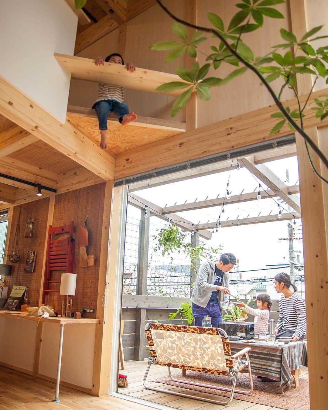 田中工務店／大阪／木の家さんのインスタグラム写真 - (田中工務店／大阪／木の家Instagram)「. 生き方、住み方が変わる家。 モデルハウス、4/26（日）OPEN！ . 暮らしのアイデア・写真は👇🏻のタグからどうぞ @tanaka.komuten #tanakakomuten_kurashi #tanakakomuten_balcony #tanakakomuten_modelhouse . ----------------------------- 家を建てること、それはいい時間を手に入れることを。 @tanaka.komuten は大切な人との豊かな時間という価値を、#木の家 づくりと通してお客様に届けることを目的としている#北摂 #吹田市 にある#大阪の工務店 です。この価値観と合う方はぜひフォローください🤲🏻✨ .  #七輪 #ベランピング #アウトドア #アウトドアリビング #吹き抜け #暮らしを楽しむ#丁寧な暮らし#シンプルな暮らし#インテリア雑貨#注文住宅大阪#自然素材の家#無垢床#roomclip#吹田#豊中#豊中市#池田#池田市#茨木#茨木市」4月24日 16時43分 - tanaka.komuten