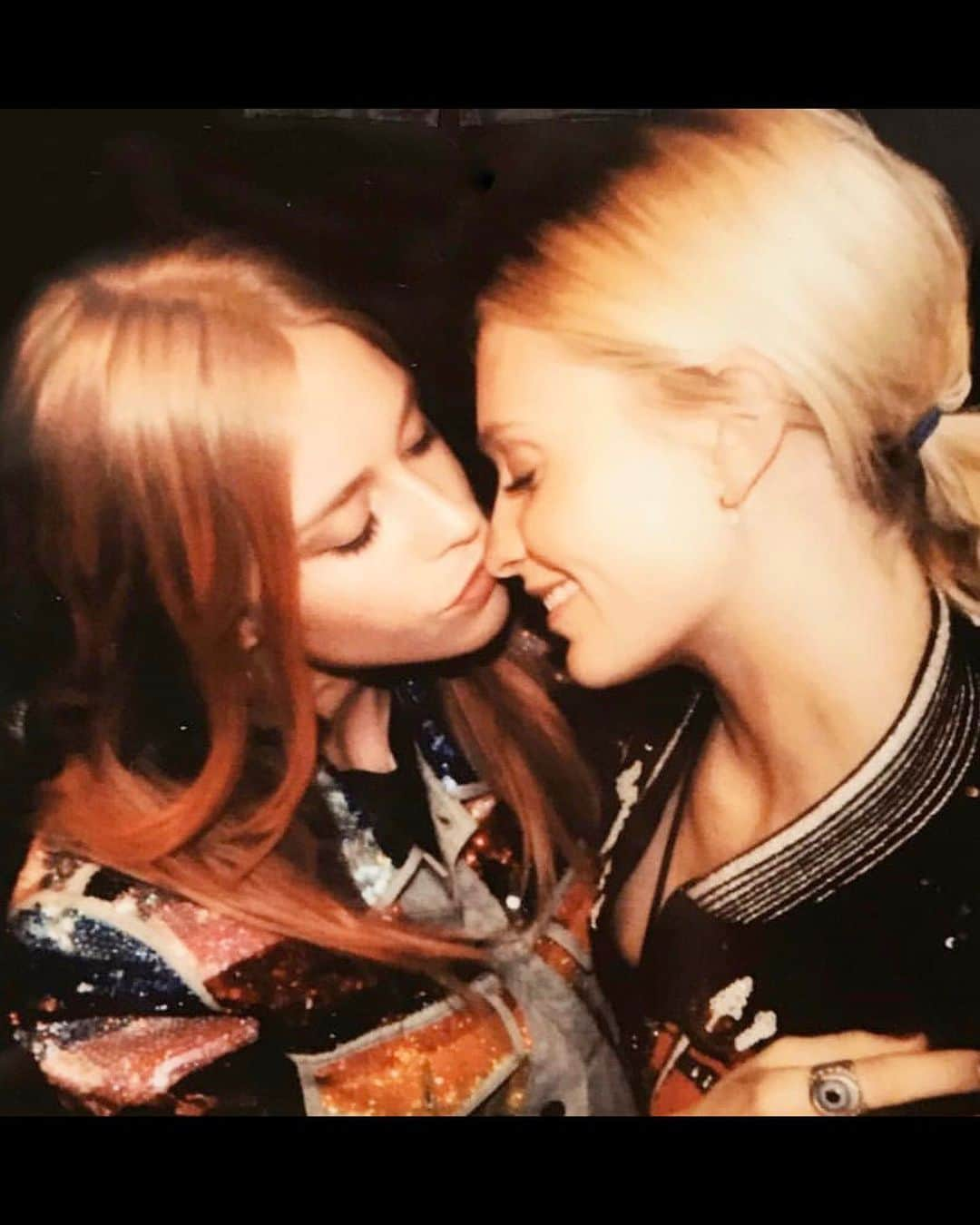 ポピー・デルヴィーニュさんのインスタグラム写真 - (ポピー・デルヴィーニュInstagram)「Happy YOU day Mary mania; my magical, mushy loving, unicorn friend, with ACTUAL glitter in her hair. LOVE YOU you to Pluto & back again. Here’s to 20 years of friendship, & counting... @marycharteris 🌟」4月24日 16時45分 - poppydelevingne