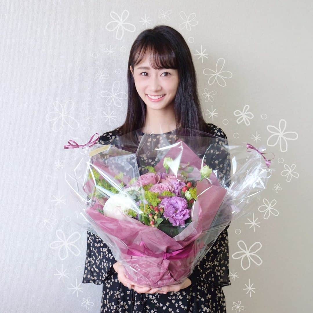 筒井萌子のインスタグラム：「* 4.24 本日誕生日を迎えました🎂 こんな状況の中、年を取るとは想像もしてなかった😅 今まで当たり前に出来ていた事が制限されて過ごしにくいし早く開放されたい。 たぶんみんな同じ気持ちだよね。 終わりが見えないからこそ不安も沢山あるけど みんなで支え合って協力し合って乗り越えなければいけない！ 終息したらみんなで頑張ったねって言い合いたい◡̈⋆ 地元に帰って大切な家族や友達の元気な姿を見たい。 沢山お仕事して大好きなディズニーランドに行って ゴルフもして美味しい食べ物も食べに行きたい✨ その日が1日でも早く訪れるように今は お家で過ごしています。 ・ このお花は、りえちゃん @imayuki_r がサプライズで お家に送ってくれました𖤐˒˒ お家での誕生日が少しでも華やぐようにってメッセージが添えられててとっても嬉しかった◡̈♥︎ 本当にありがとう♡ʾʾ そして朝から沢山のおめでとう連絡をもらって 幸せな気持ちになりました🌼 この一年思い通りな年にはならないかもしれないけど 今できる事をして後悔だけはない年にしたいです✨ 今後ともよろしくお願いします🧸 ・ #筒井萌子 #女優 #actress #モデル #model #岡山  #shooting #instagood #instalike #converse #撮影 #followme #instalike #ゴルフ #ゴルフ女子 #ゴルフコーデ #골프 #좋아요반사 #좋아요그램 #좋아요환영 #데일리그램 #패션 #오오티디 #카페 #誕生日 #マイバースデー」