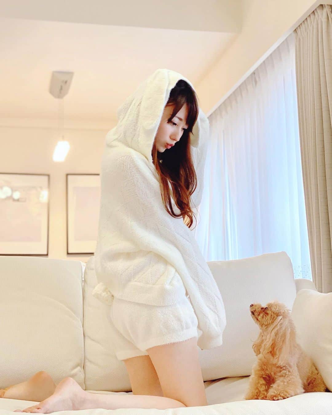 佐倉知里のインスタグラム：「パジャマ ᕱ⑅ᕱ . おうち時間が少しでもウキウキになる 可愛い部屋着をいくつか新調♡ . . . うさ耳としっぽのパジャマがあって、 可愛すぎて、 . ぽちっ。笑 . . そしてノリノリで着ちゃう。お部屋の中だもんね。 肌触りもふわとゅるでよきです。 . 他のも可愛いくて着るの楽しみ🐻 . . . #gelatopique#ジェラピケ#うさ耳#teacuppoodle#ティーカッププードル#わんこのいる生活#パジャマコーデ#おうち時間#おうち時間を楽しむ」