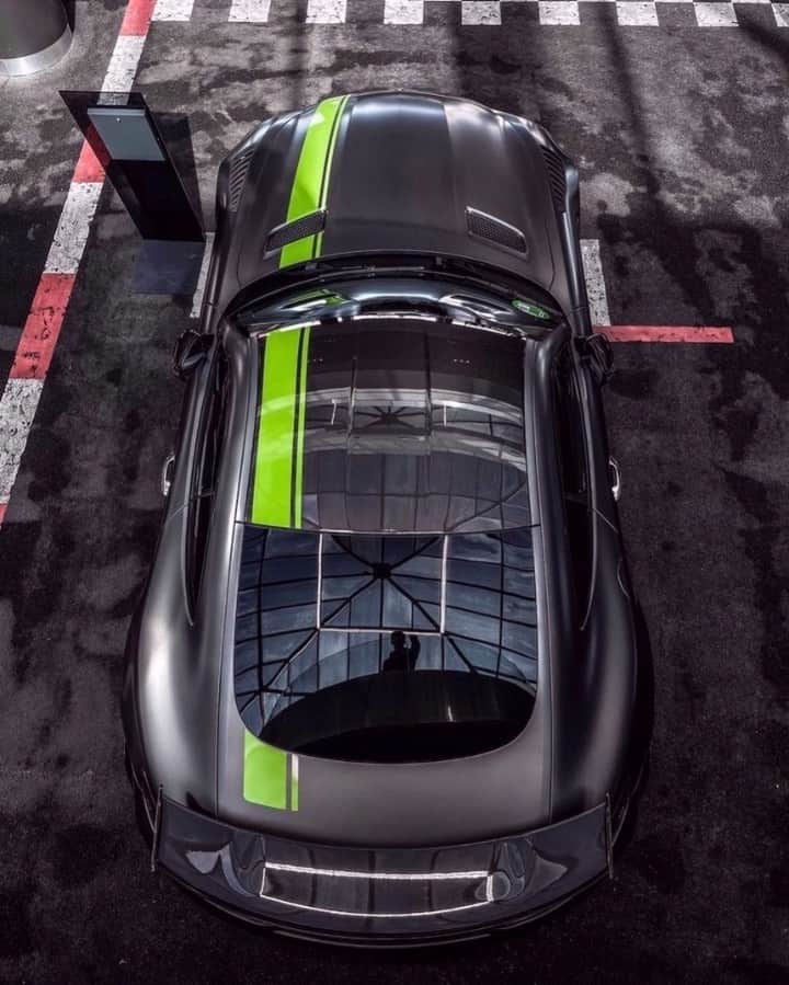 Mercedes AMGさんのインスタグラム写真 - (Mercedes AMGInstagram)「[Kraftstoffverbrauch kombiniert: 12,4 l/100 km | CO₂-Emissionen kombiniert:  282–284 g/km | amg4.me/efficiency-statement | Mercedes-AMG GT R Coupé]  In times like these, it's good to reflect. 📷 @jblphotos63  #StayHome #StayHealthy #FlattenTheCurve #GTR」4月24日 17時00分 - mercedesamg