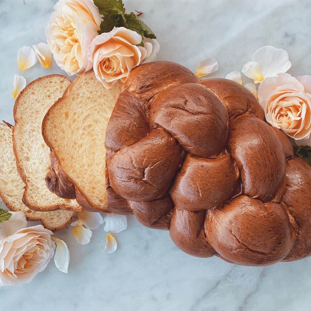 ローレン・コンラッドのインスタグラム：「At my nonprofit The Little Market, we are always looking for new ways to support job opportunities for people in vulnerable communities. I am excited to announce that @thelittlemarket is going to be delivering freshly baked goods from @homeboyindustries in LA! If you’re looking for a way to give back, head to link in my bio to order and support two local nonprofits at once. #homeboyathome」