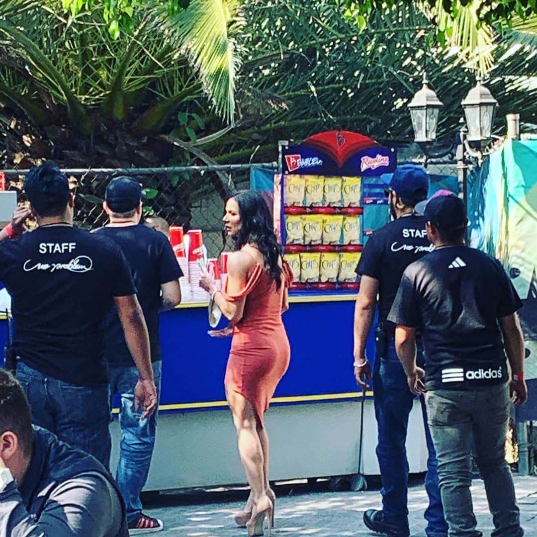 Kendra Lustさんのインスタグラム写真 - (Kendra LustInstagram)「#flashbackfriday #mexico🇲🇽 #paparazzi #bodyguards i will be back soon Mexico sorry i missed u this year. #ilikesnackstoo」4月25日 2時47分 - kendralust