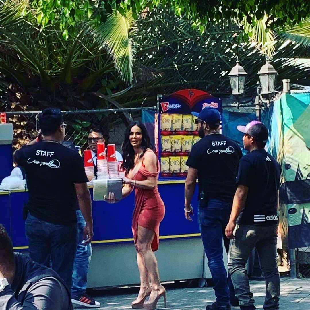 Kendra Lustさんのインスタグラム写真 - (Kendra LustInstagram)「#flashbackfriday #mexico🇲🇽 #paparazzi #bodyguards i will be back soon Mexico sorry i missed u this year. #ilikesnackstoo」4月25日 2時47分 - kendralust