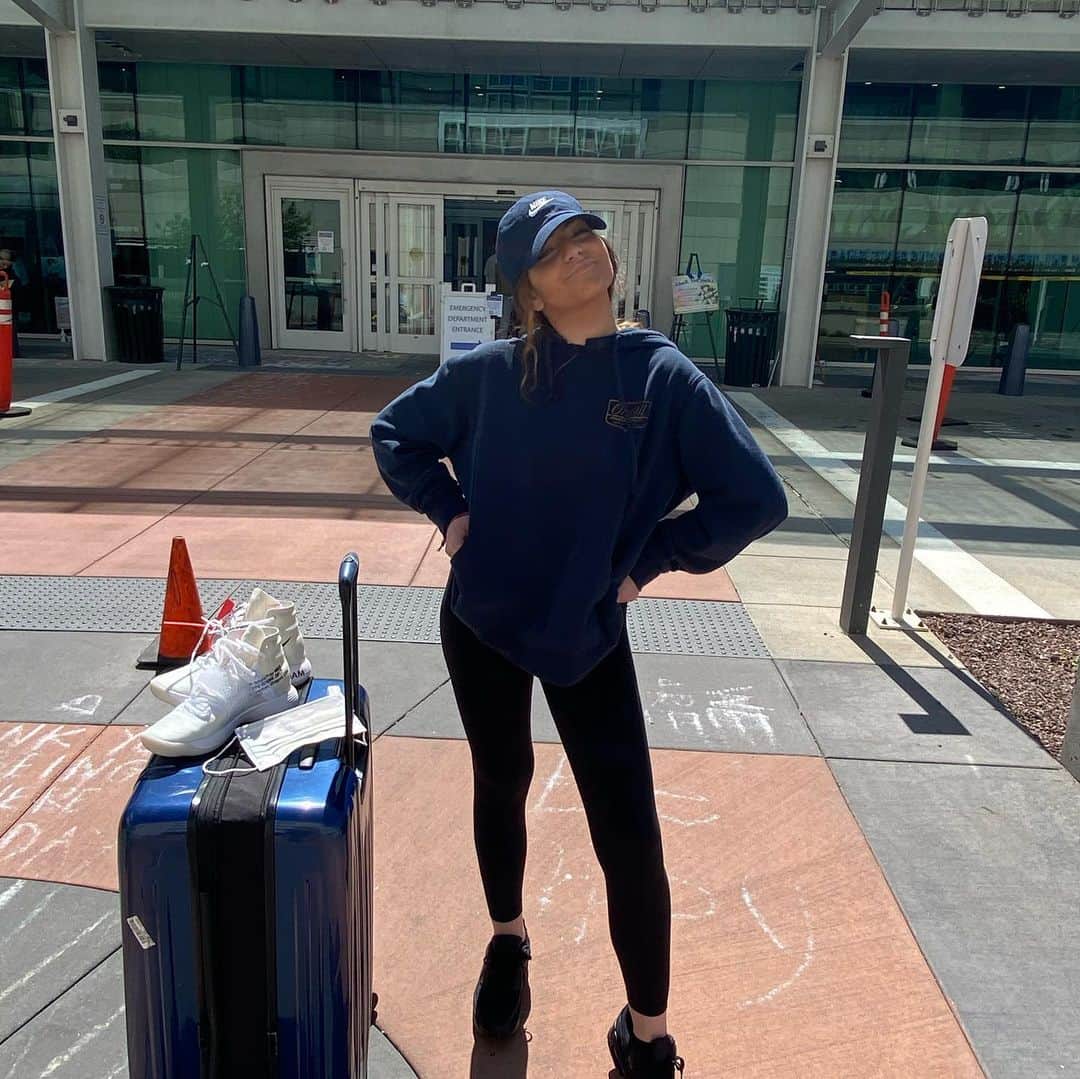 のインスタグラム：「26 days after her accident and she is walking out of the hospital with a whole new outlook on life. What Brielle has accomplished since she woke up from her coma is absolutely mind blowing. Her ability to push through the pain and frustration of relearning how to walk, talk, eat, drink, get dressed, shower, brush her teeth etc. is beyond impressive to watch as her mother.  Bri’s speech therapist told us that in the 6 years she has been working, she has never seen a kid recover as fast as Bri has. I am incredibly grateful for her speedy recovery yet I know we have a long road still ahead of us. This girl is a fighter. She is a warrior. She is going to do amazing things with her life! Thank you from the bottom of my heart for all your love, support and prayers! You will never understand what it has meant to us. Never. As I try to explain all of this to Brielle, she is slowly starting to realize what has actually happened the last month. It’s a lot to process but she is very grateful for all of you! She does not want to be remembered for this but I think we all know she has a big purpose here that will far surpass the memory of this accident. I am forever grateful she gets the opportunity to experience all this amazing life has to offer her! As she gave me her permission to share this picture, I want to thank you for respecting our privacy and allowing us to process all of this on our own time. Looking forward to a new and beautiful life with this kid. She is my hero. #BrielleStrong」