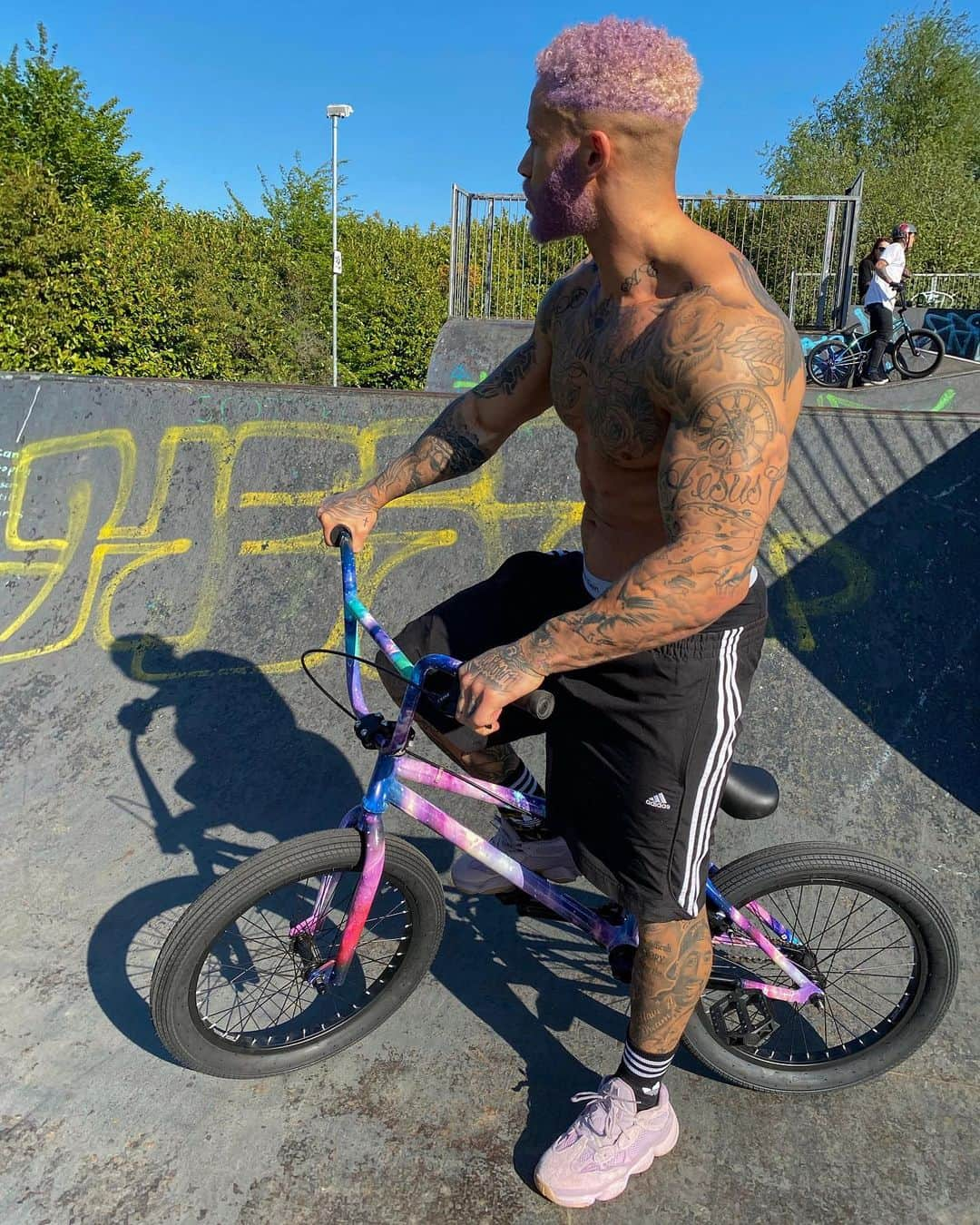 アシュリー・ケインさんのインスタグラム写真 - (アシュリー・ケインInstagram)「Been off the gram for a week but jumped back on the ramps 👌🏾 #iRide . . #bmx #bmxlife #purplehair #pinkhair #yeezy #yeezy500 #pinkyeezys #pinkyeezy500 #adidas #skatepark #tattoo #tatted #tattoos #ink #inked #inkedboy #mixedboys #mixedrace #style #fashion #mensstyle #mensfashion #swag #supersaiyan」4月25日 2時59分 - mrashleycain