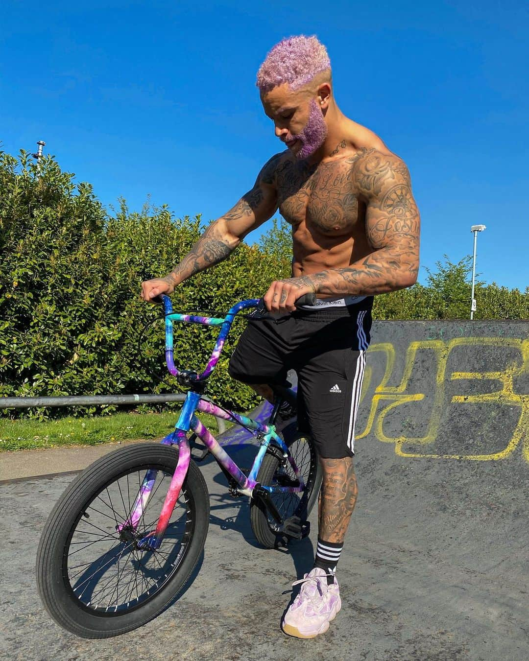 アシュリー・ケインさんのインスタグラム写真 - (アシュリー・ケインInstagram)「Been off the gram for a week but jumped back on the ramps 👌🏾 #iRide . . #bmx #bmxlife #purplehair #pinkhair #yeezy #yeezy500 #pinkyeezys #pinkyeezy500 #adidas #skatepark #tattoo #tatted #tattoos #ink #inked #inkedboy #mixedboys #mixedrace #style #fashion #mensstyle #mensfashion #swag #supersaiyan」4月25日 2時59分 - mrashleycain