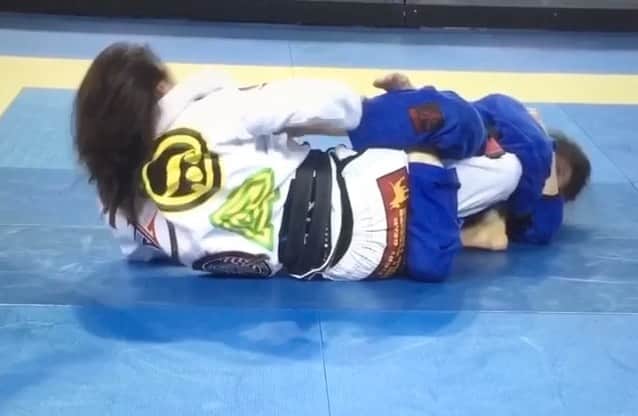 マッケンジー・ダーンのインスタグラム：「Never give up 🙏🏼 Using Quarantine to bring back some of my best moments!  Leg locks 👌🏼 • • •  Relembrando bons momentos durante a quarentena!  Nunca desista! 🙏🏼 @wartribegear」