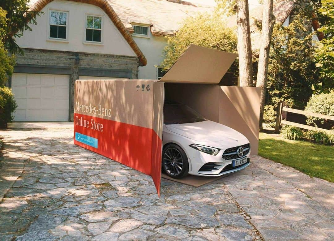 メルセデス・ベンツさんのインスタグラム写真 - (メルセデス・ベンツInstagram)「As early as 2016, Mercedes-Benz was the first car manufacturer in Germany to launch a nationwide online store for new vehicles. Now we deliver right to our customer’s doorstep with our pickup and delivery service as part of our recently relaunched online store for new vehicles. It is offered by many dealers and works without any physical contact. 👉 mb4.me/MBstore_de #CustomerExperience #MercedesBenz」4月25日 3時00分 - mercedesbenz