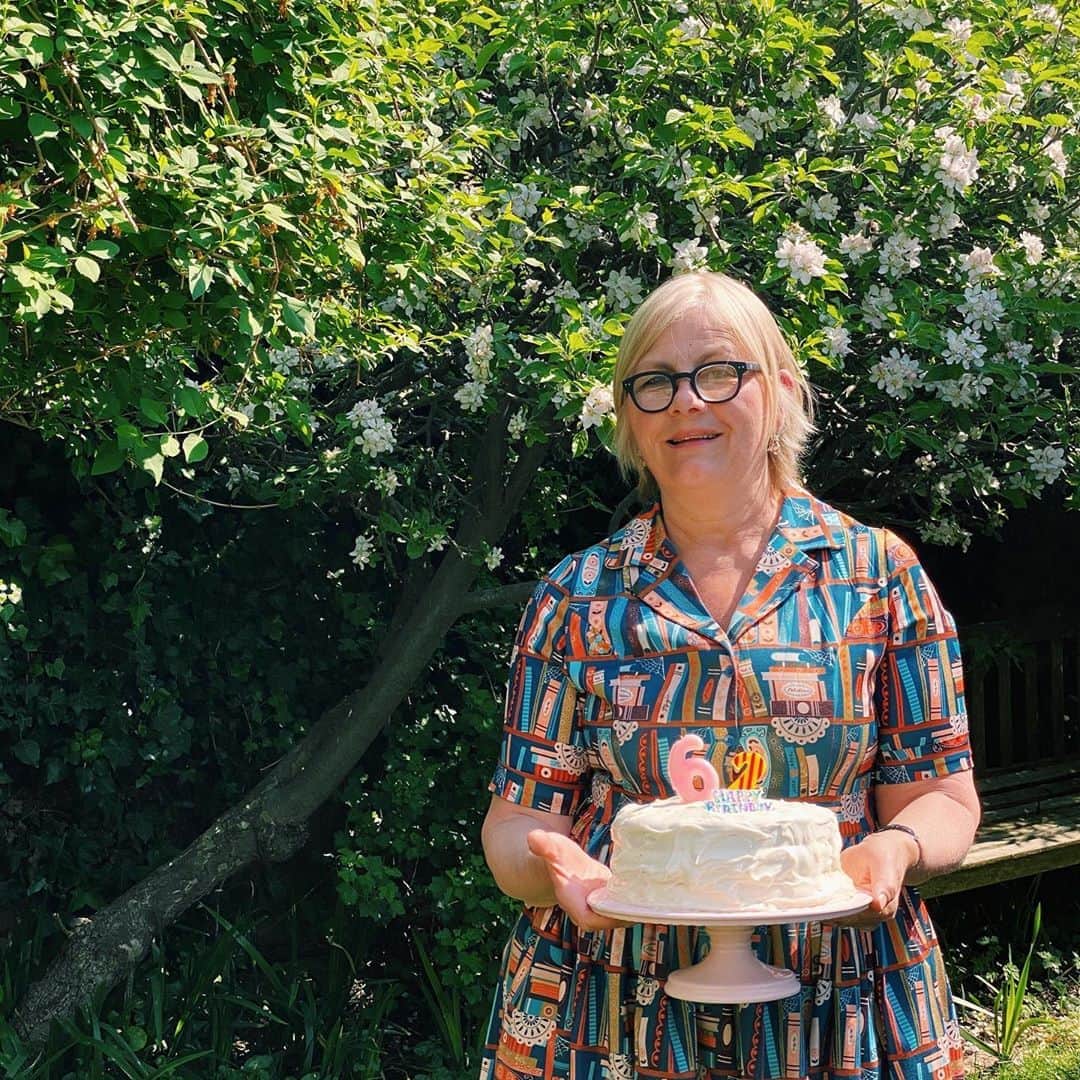 バーティ・ギルバートさんのインスタグラム写真 - (バーティ・ギルバートInstagram)「happy birthday mum. weird taking this picture from a distance after being let into the garden through the ‘decontamination shed’  couldn’t have hoped for a better mother. your endurance, your ability to put others before yourself, your passion for me and genevieve. genuinely keeps me up at night trying to think of ways to repay you for all you’ve done. wish i could hug you」4月25日 3時00分 - bertieegilbert