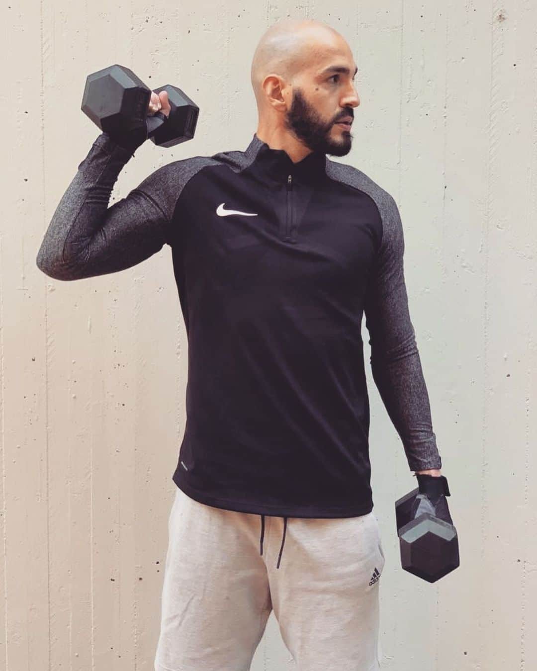 リッカルド・サポナーラのインスタグラム：「Carico per il workout odierno VS Raga qualcuno sa quando si riprende?」