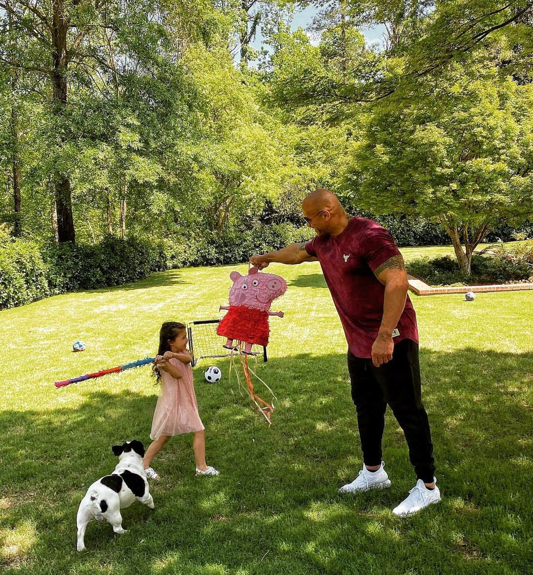 ドウェイン・ジョンソンさんのインスタグラム写真 - (ドウェイン・ジョンソンInstagram)「My lil’ 4yr old Jazzy already has the swing intensity & precision of Mike Trout which means this Peppa Pig birthday piñata (and my groin) have zero chance of survival. “Daddy can you hold the piñata please?” she asked.  The sacrifices fathers are willing to make.  Candy and sterility all in one swing. 😂🤦🏽‍♂️ #girldad #byebyejewels」4月25日 3時30分 - therock