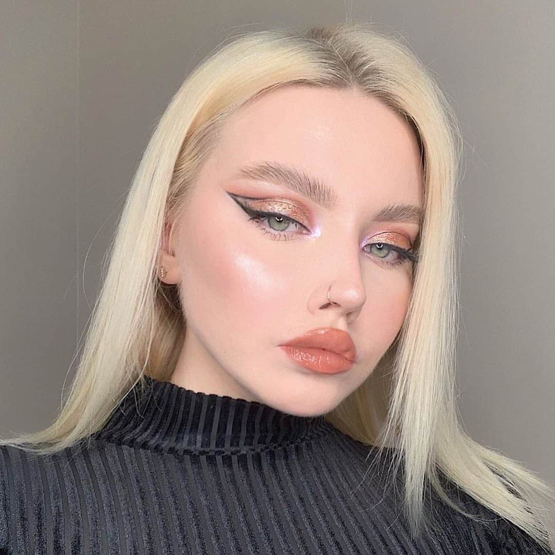 Anastasia Beverly Hillsさんのインスタグラム写真 - (Anastasia Beverly HillsInstagram)「Cute glam @ericaswn ⠀ EYES: eye primer and #ABHxAmrezy Palette  BROWS: Dipbrow pomade in “Taupe” set with Clear Brow Gel  FACE: ABH Luminous Foundation and “Fawn”Contour Stick  #anastasiabrows」4月25日 3時33分 - anastasiabeverlyhills