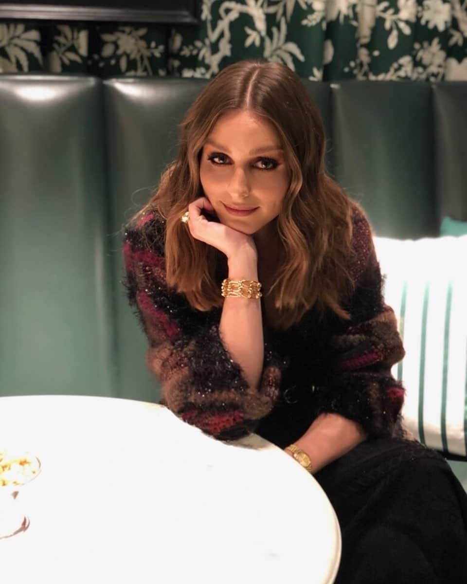 オリヴィア・パレルモさんのインスタグラム写真 - (オリヴィア・パレルモInstagram)「Waiting for my pesto pasta 🍝😋 Still thinking about the super tasty pesto dinner @johanneshuebl made us for date night earlier this week 👩‍❤️‍👨 Excited to share the recipe with you on OliviaPalermo.com in case you want to give it a try this weekend while you #stayhome. Should we start a #cookingwithJH series? 😉👨🏼‍🍳」4月25日 3時35分 - oliviapalermo