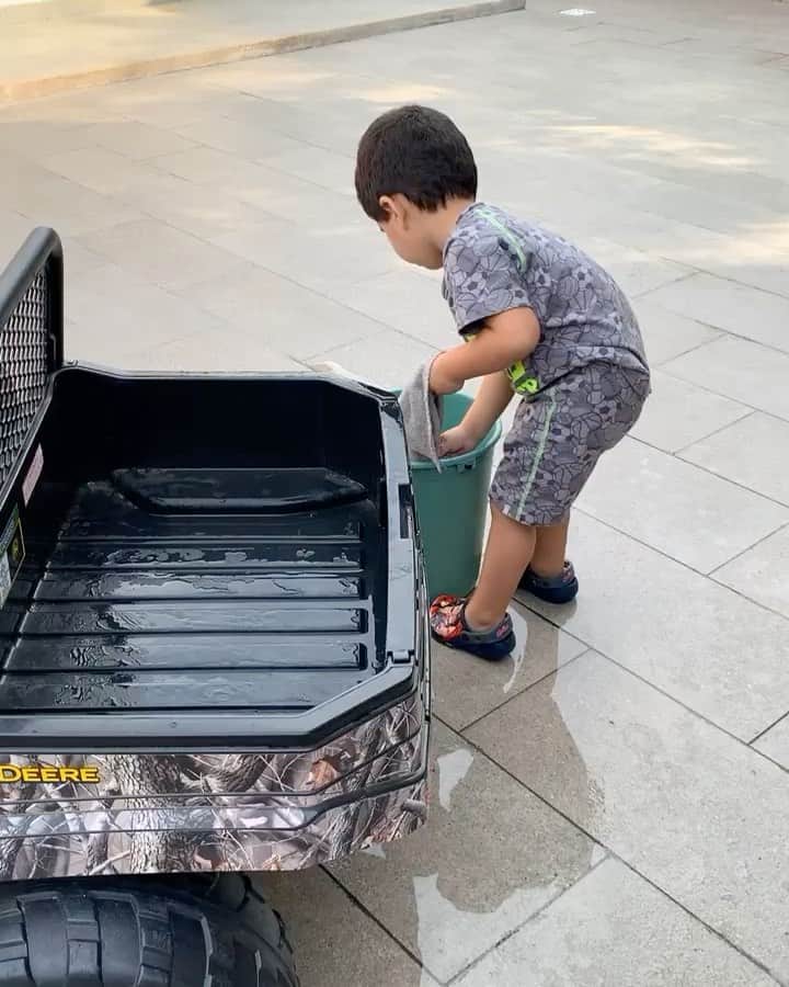 ハビエル・マスチェラーノのインスタグラム：「El tipo lava el auto 🤣🤣🤣」