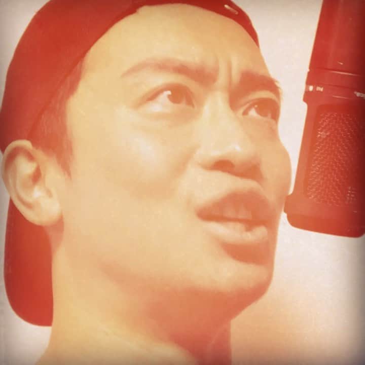 JUNYAのインスタグラム：「⠀ 皆さまご無沙汰しています。 自粛で大変な生活を送ってらっしゃることと思います😭⠀ 僕は先日そんな中デビューから8年が経ち、DMなど頂きとても嬉しかったです✨18歳から音楽活動をして、長きに渡って応援してくれている方々には本当に感謝しています🙏⠀ そんな方たちへ曲を作りました。こんな状況だからこそ、皆様や家族、仲間のことを本当に大事に思います。⠀ 久しぶりの歌声を聴いて少しでも楽しんでもらえたら幸いです😉⠀ ⠀ Lyrics/JUNYA  Music/Druhill⠀  #mensfashionreport #mensfashion  #mensstyle #mensfitness #fitness #gym #exircise #singersongwriter #musician #singer #mensmodel #menswear #mensapparel #mensclothing #ジム #筋トレ #筋肉 #beyonce #mensfitness #歌手 #シンガー #model #fashion #styles #muscle #マッチョ #hairstyle #vocal #druhill #menshair」