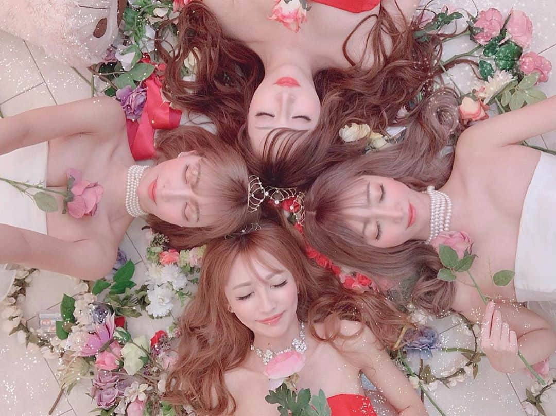 吉川ちえさんのインスタグラム写真 - (吉川ちえInstagram)「🌹✨🌹✨🌹✨🌹✨ . 懐かしの姫会👸🏻👑の写真出てきた🙋‍♀️ ここ最近ずっと化粧してないから メイクしたいなぁ～🥺💗 ウィッグ届いたしメイクしてみよっかな🙈🌟 . #姫会 #Princess #👸🏻」4月25日 3時51分 - yoshikawachie_16