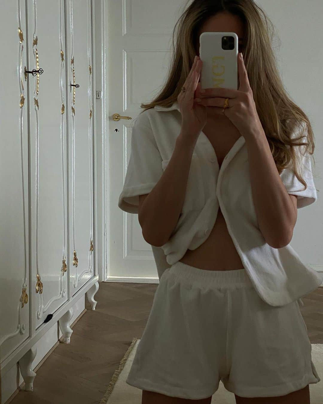 Mathilde Goehlerのインスタグラム：「Friday night attire」