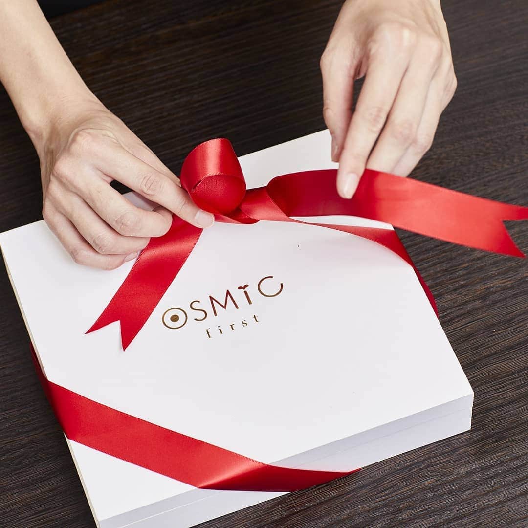 ＯＳＭＩＣ【オスミックトマト公式】さんのインスタグラム写真 - (ＯＳＭＩＣ【オスミックトマト公式】Instagram)「🍅「OSMIC first 2020」🍅﻿ 5%OFF&送料無料は4/30まで！﻿ 残り一週間の限定価格🎫﻿ ﻿﻿ 『糖度12度保証の最高級ミニトマト』﻿﻿ １年に一度、1000粒に１つしか出会えないOSMICトマトの最高傑作👑﻿﻿ ﻿﻿ 最高級の甘～いミニトマトはギフトにもおすすめの逸品💓🎁﻿﻿ ﻿﻿ 数量には限りがございますので、ご予約はお早めに♪﻿﻿ ﻿﻿ ※商品の発送は5月より順次発送となります﻿﻿ ﻿﻿ <OSMIC first 2020>﻿﻿ 定価:￥5,000（税別）﻿﻿ 内容量:約450g﻿﻿ ﻿﻿ ﻿﻿ 📋OSMIC first 2020 特別ページ﻿﻿ https://www.osmicichiba.jp/s/first/﻿﻿ ※プロフィールからアクセス出来ます﻿ ﻿﻿ #OSMIC #OSMICfirst2020 #OSMICfirst #オスミック #オスミックファースト2020 #オスミックファースト #2020 #最高級 #ミニトマト #最高級トマト #ギフト #プレゼント #母の日 #父の日 #誕生日プレゼント #フルーツトマト #限定商品 #予約販売 #先着順 #トマト好き #トマト料理 #トマトレシピ #🍅 #🎁」4月24日 19時03分 - osmic_jp